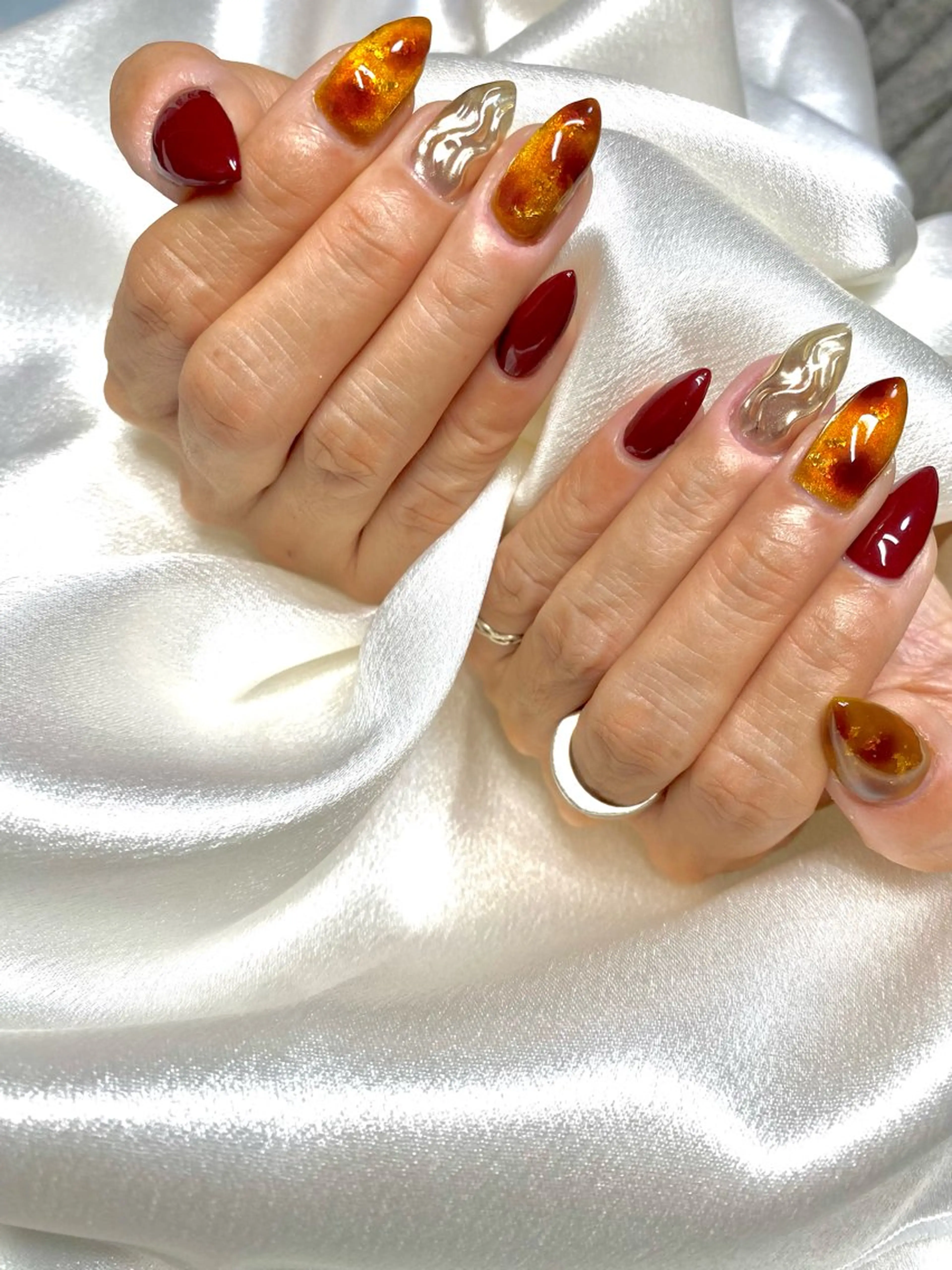ネイル べっ甲ネイル ボルドー ゴールド ハンドネイル Nail salon BeBeのネイルデザイン