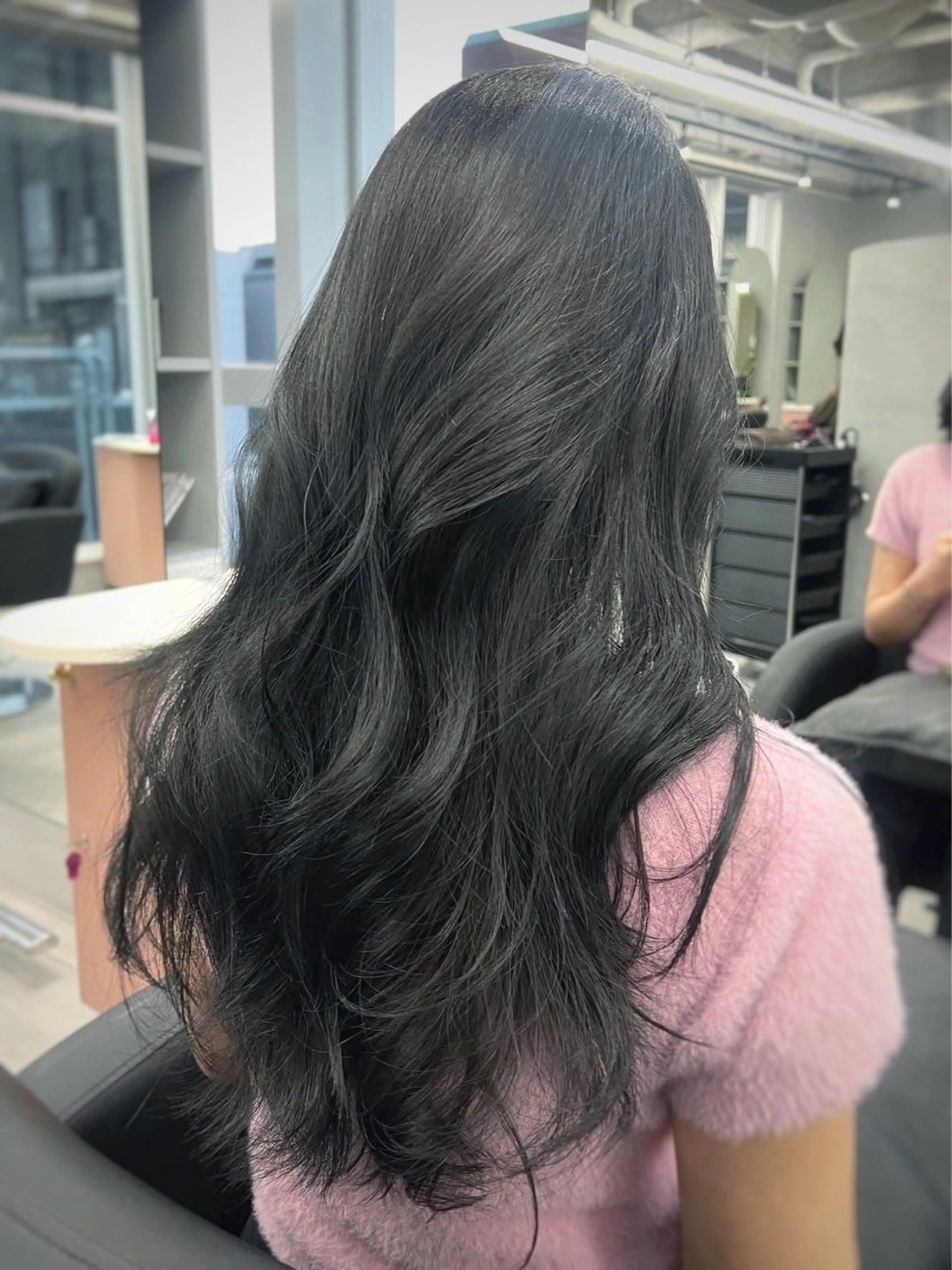 ロング アッシュ アッシュブラック 小川 琉華のヘアスタイル