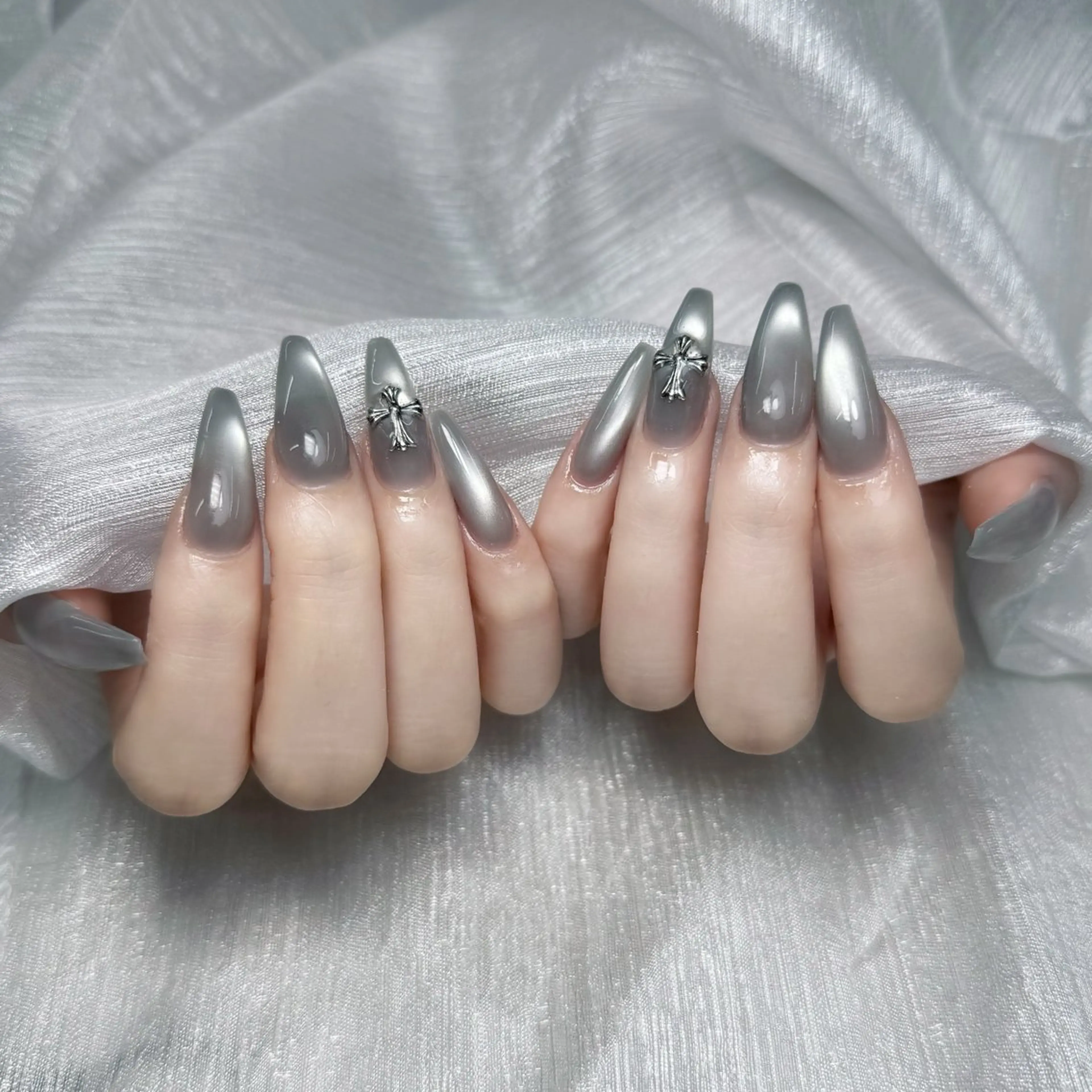 [長さ出し10本] 💅マグネット🧲グラデーション🍒オ-ロラ💅🏻の写真