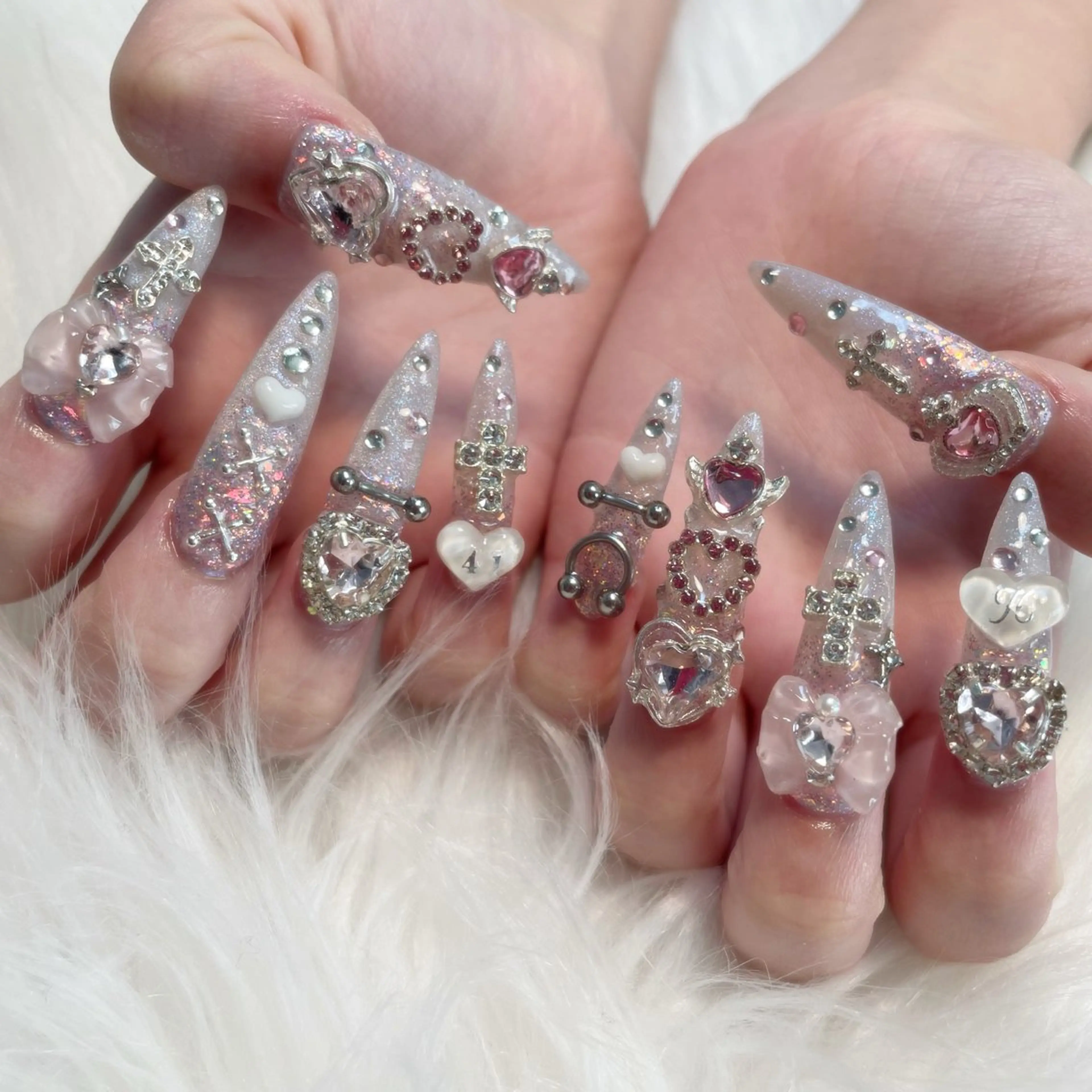 ロングのゴテゴテネイルの方はこちらの写真