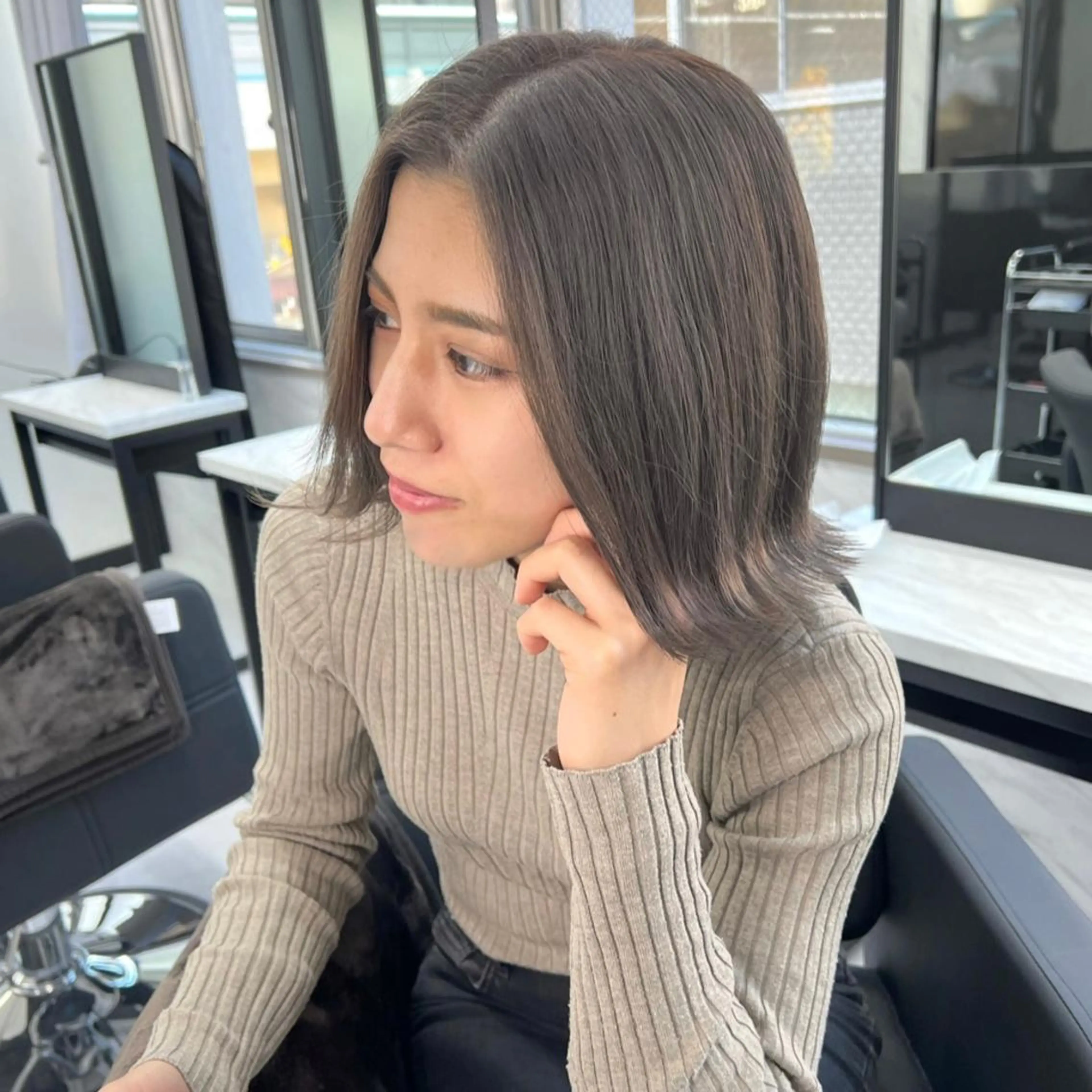 ミディアム カラー シールエクステ ハイトーンカラー エクステ ヘアカラー シールエクステ特化 ハイトーン、NANAのヘアスタイル