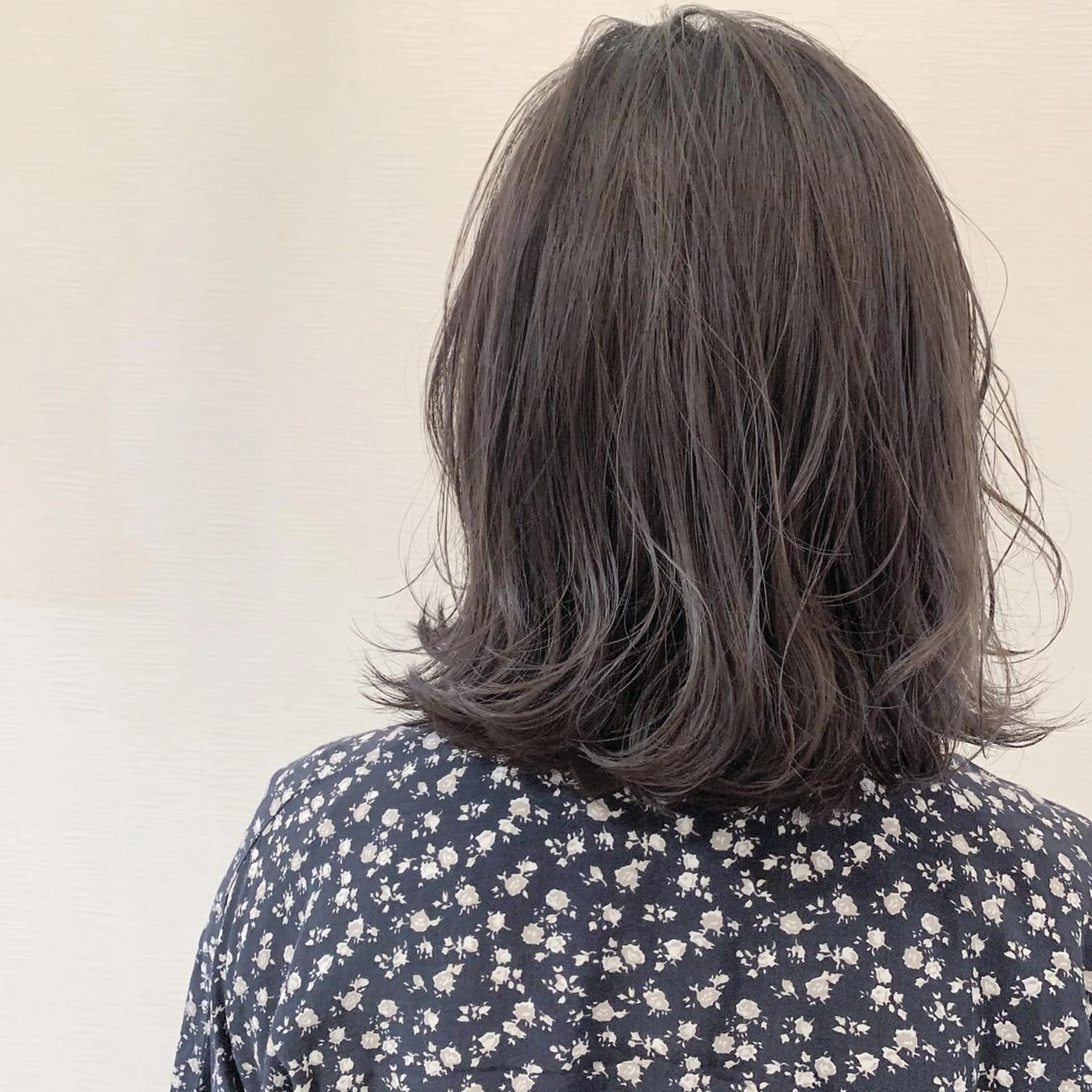 ミディアム カラー アディクシーカラー ブルーカラー ブルーグレー ブルーグレージュ グラデーションカラー カット ヘアカラー トリートメント toiro by lien hair atelier所属・池田 真由美のヘアスタイル