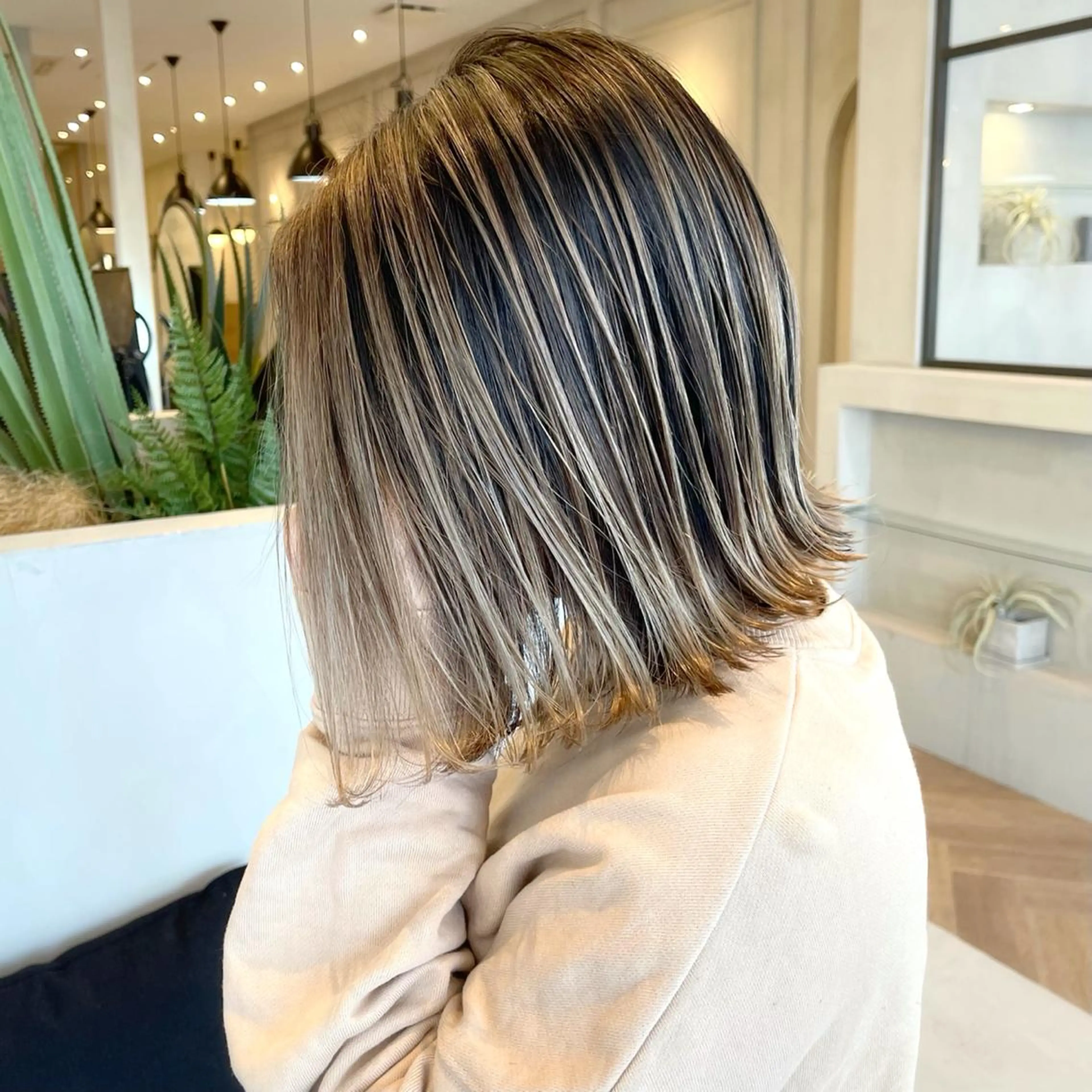 ミディアム カラー ヘアアレンジ バレイヤージュ デザインカラー ハイライトカラー 外国人風カラー ハイライト カット ヘアカラー トリートメント アンドウ ユウ/ レイヤーカット/韓国のヘアスタイル