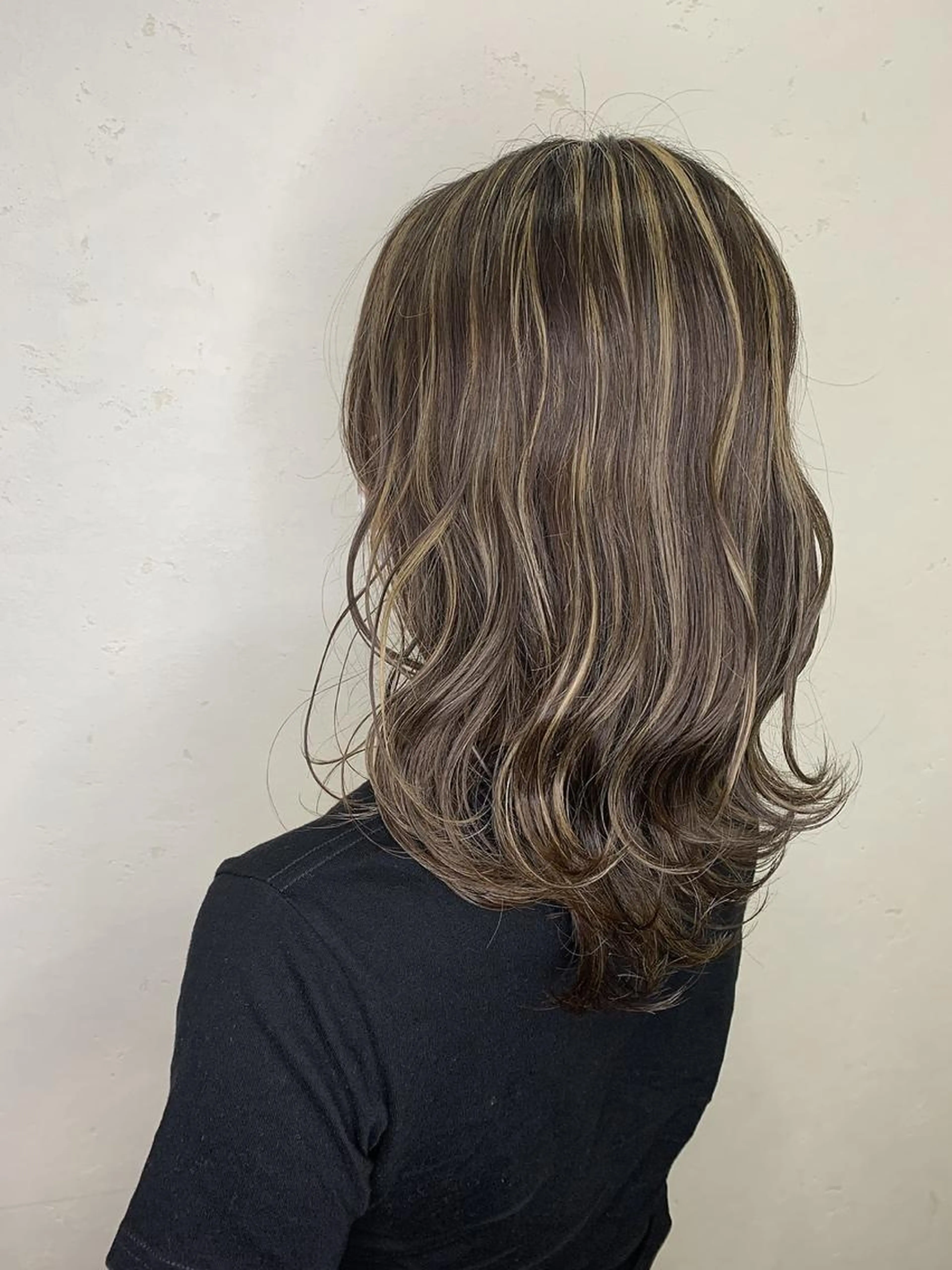 🦋デザインカラー🦋ハイライト＋イルミナ・アディクシーカラー全体染め＋オージュア2ステップTR付き❣️カラーリストの写真