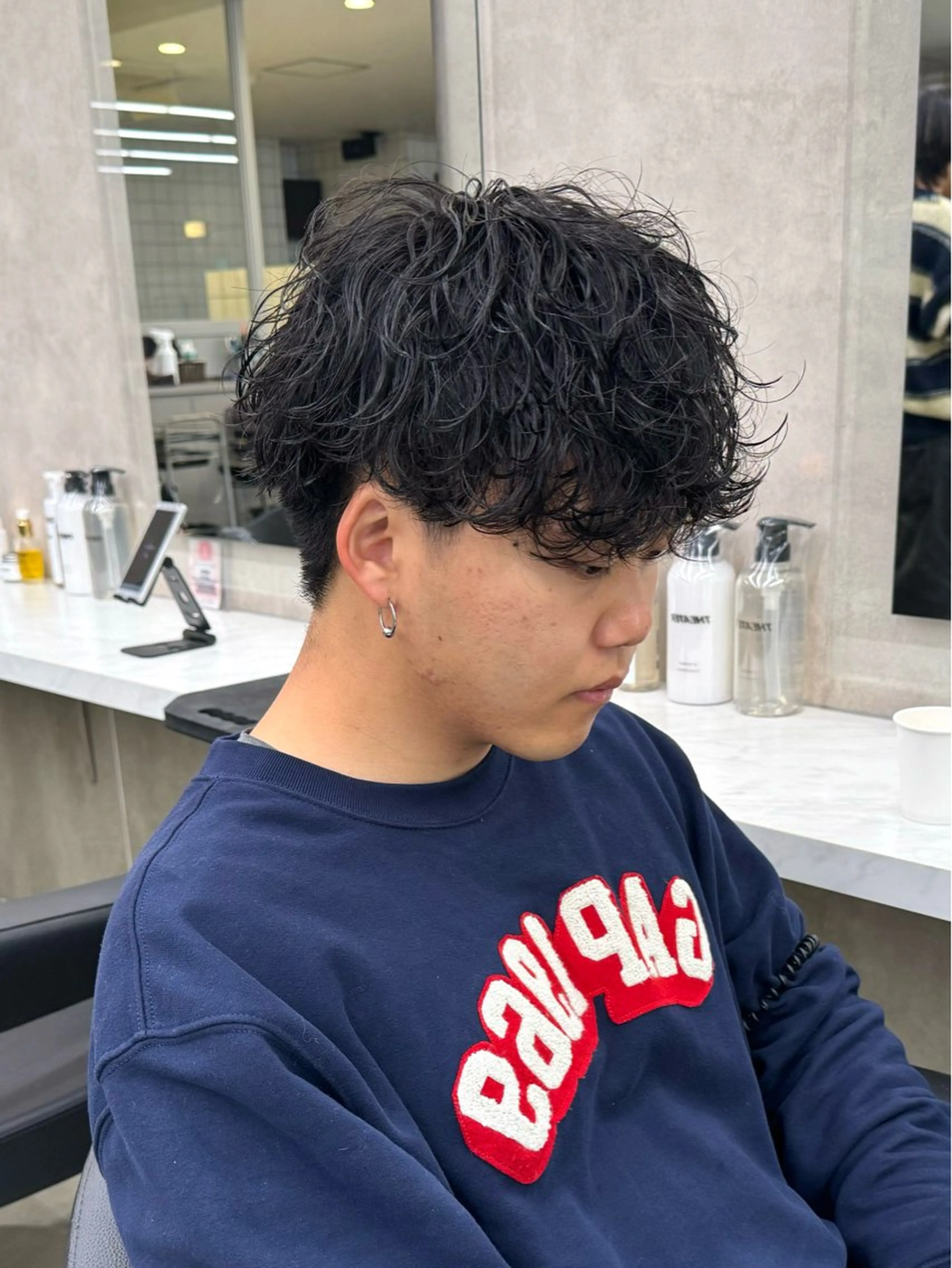 ミディアム パーマ ヘアアレンジ メンズ ミディアムパーマ メンズパーマ 波巻きパーマ ヘアカラー パーマ トリートメント ヘアセット 顔まわりカット の達人のヘアスタイル