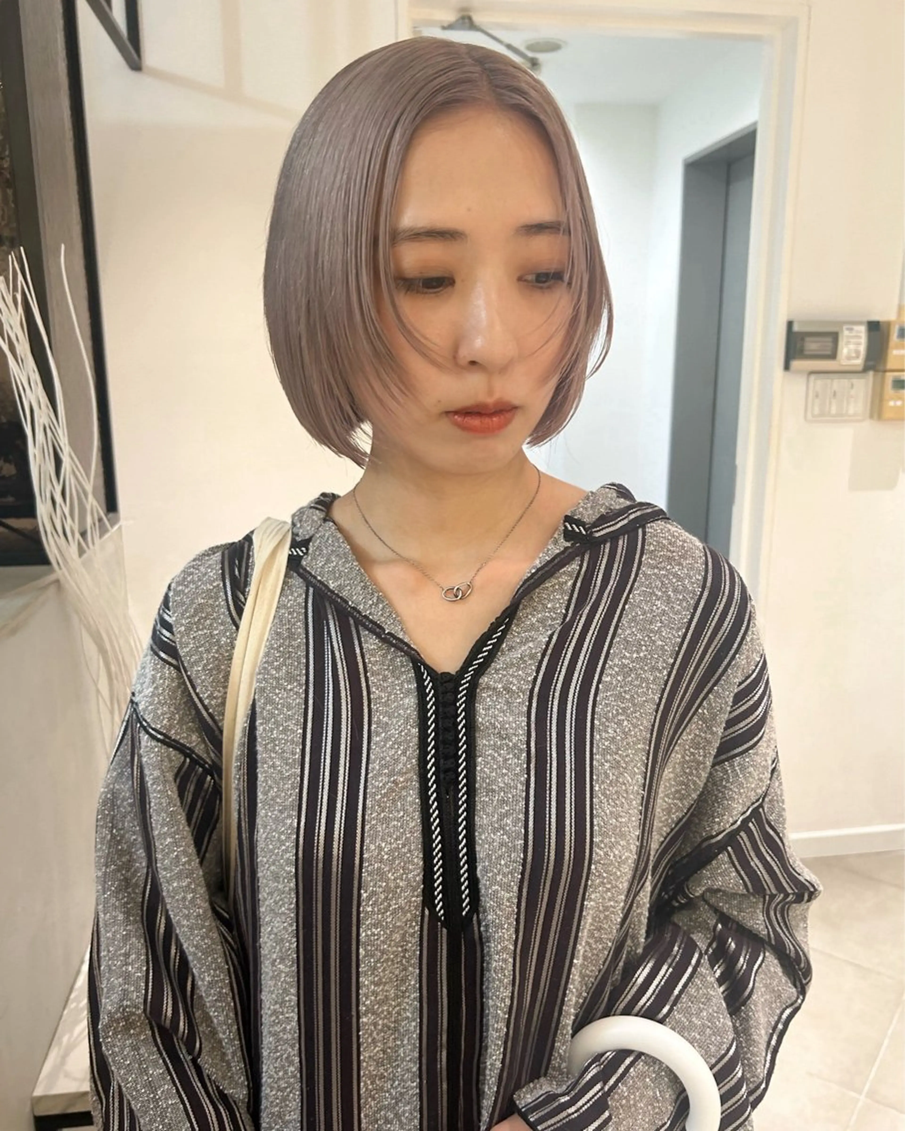 ショート カラー ボブレイヤー ベージュカラー ブリーチ ケアブリーチ ボブ カット ヘアカラー トリートメント Loom.所属・村上雅人 ナチュラルモードのヘアスタイル