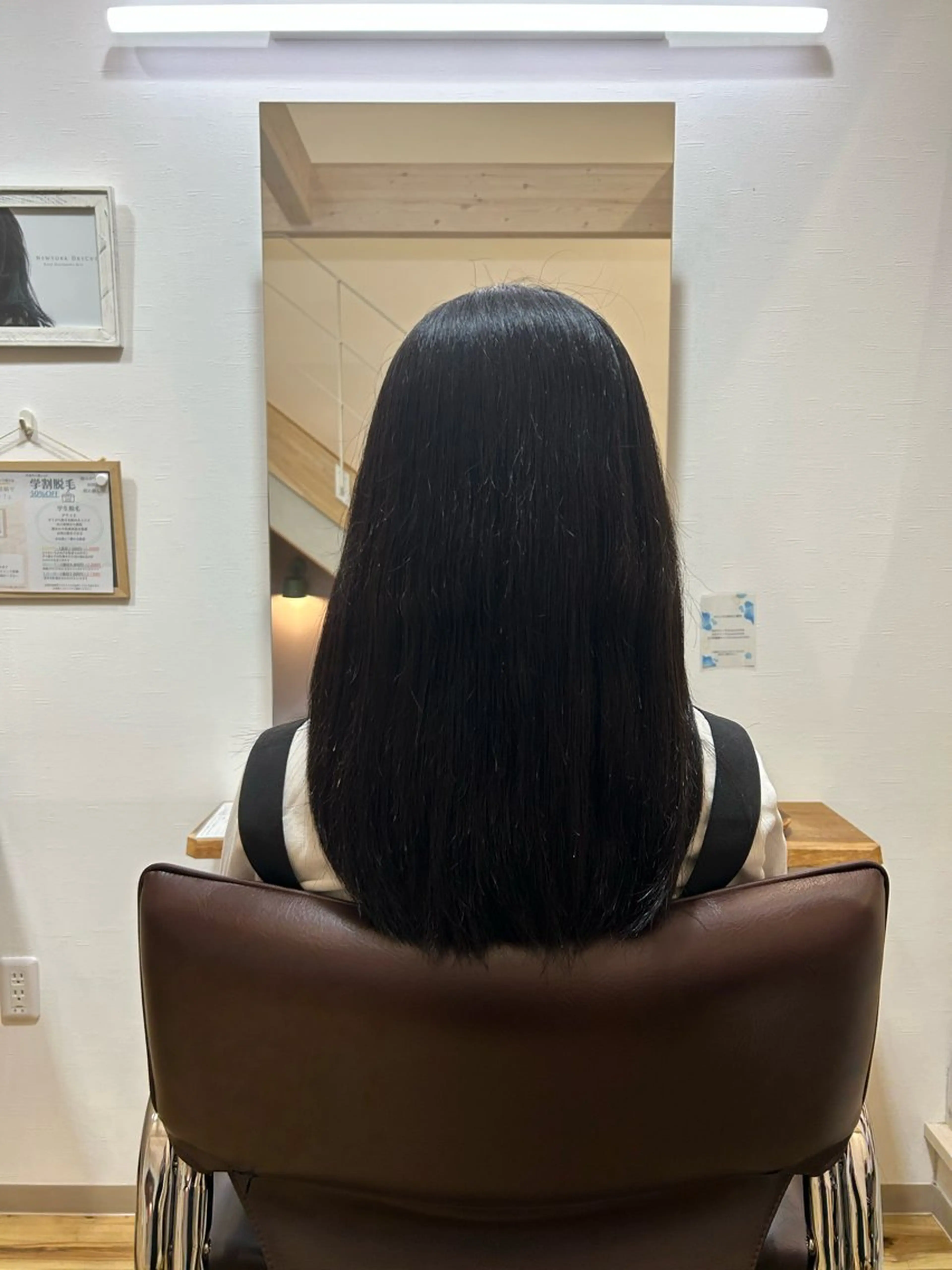 セミロング レイヤーカット 根石 結菜のヘアスタイル