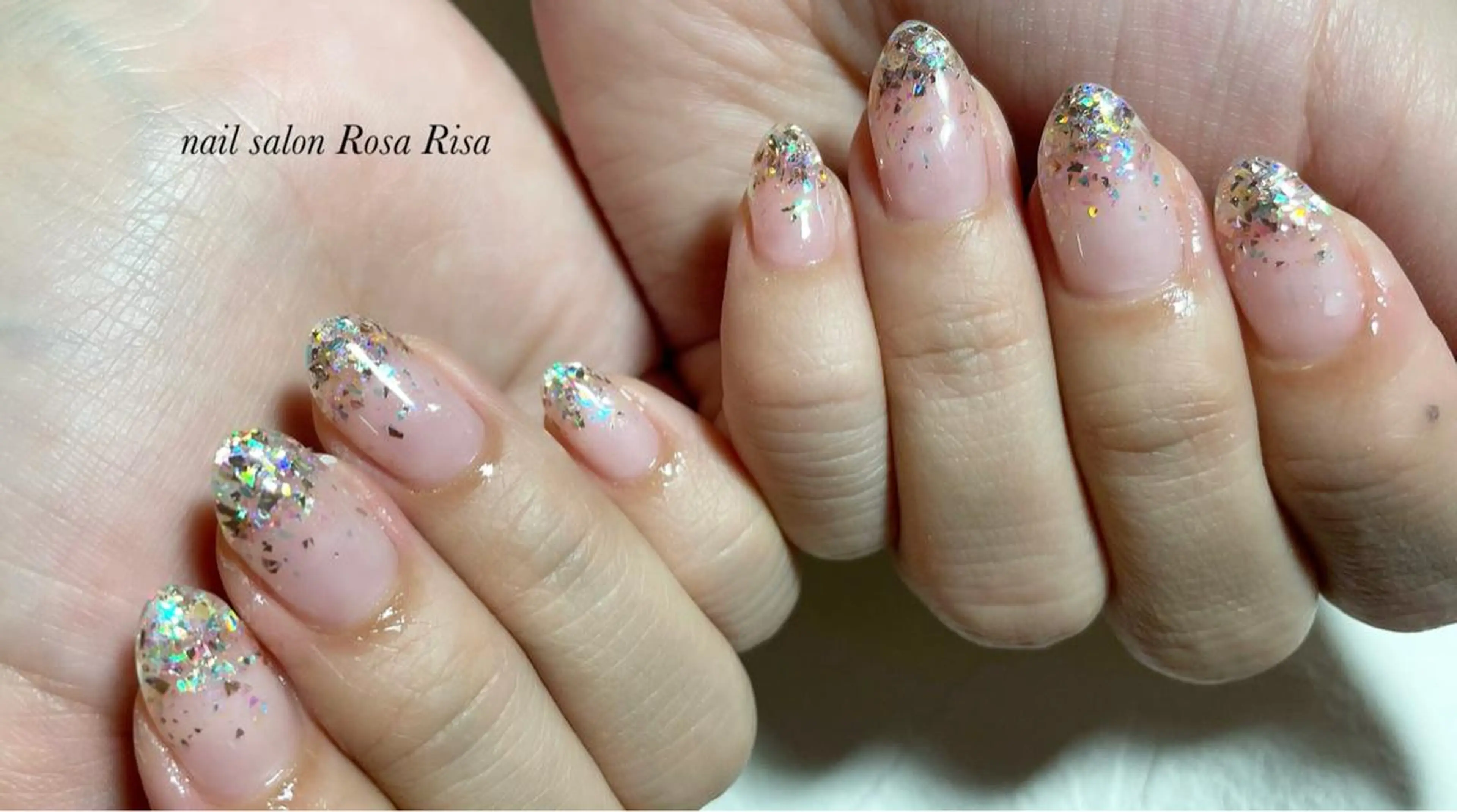 ミディアム ネイル オーロラネイル ゴールド ラメ(グリッター) ハンドネイル ネイルスタジオ シェイクユアハンズのネイルデザイン