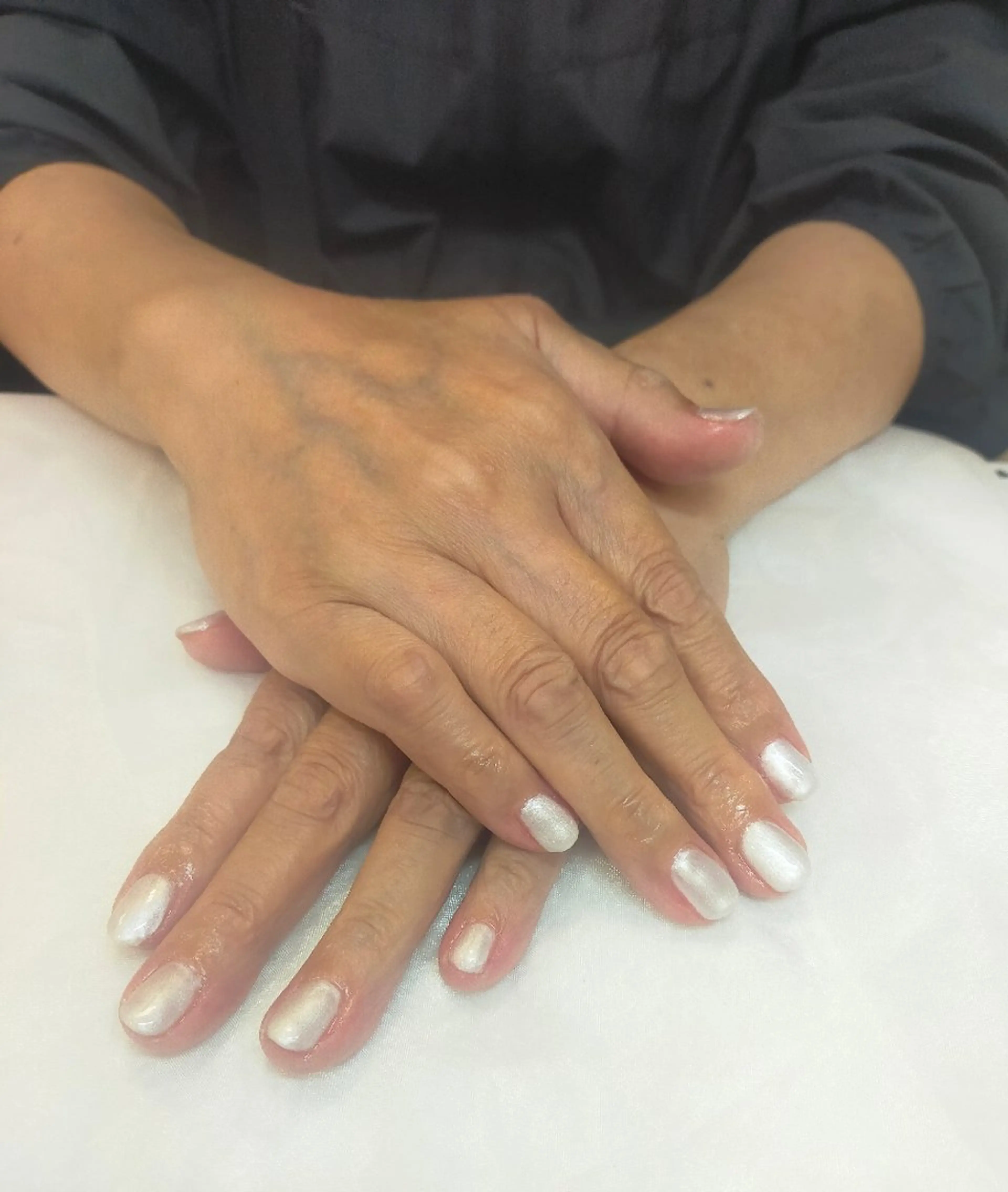 ネイル キラキラネイル ワンカラーネイル 夏ネイル ホワイト maruyasu. yのネイルデザイン