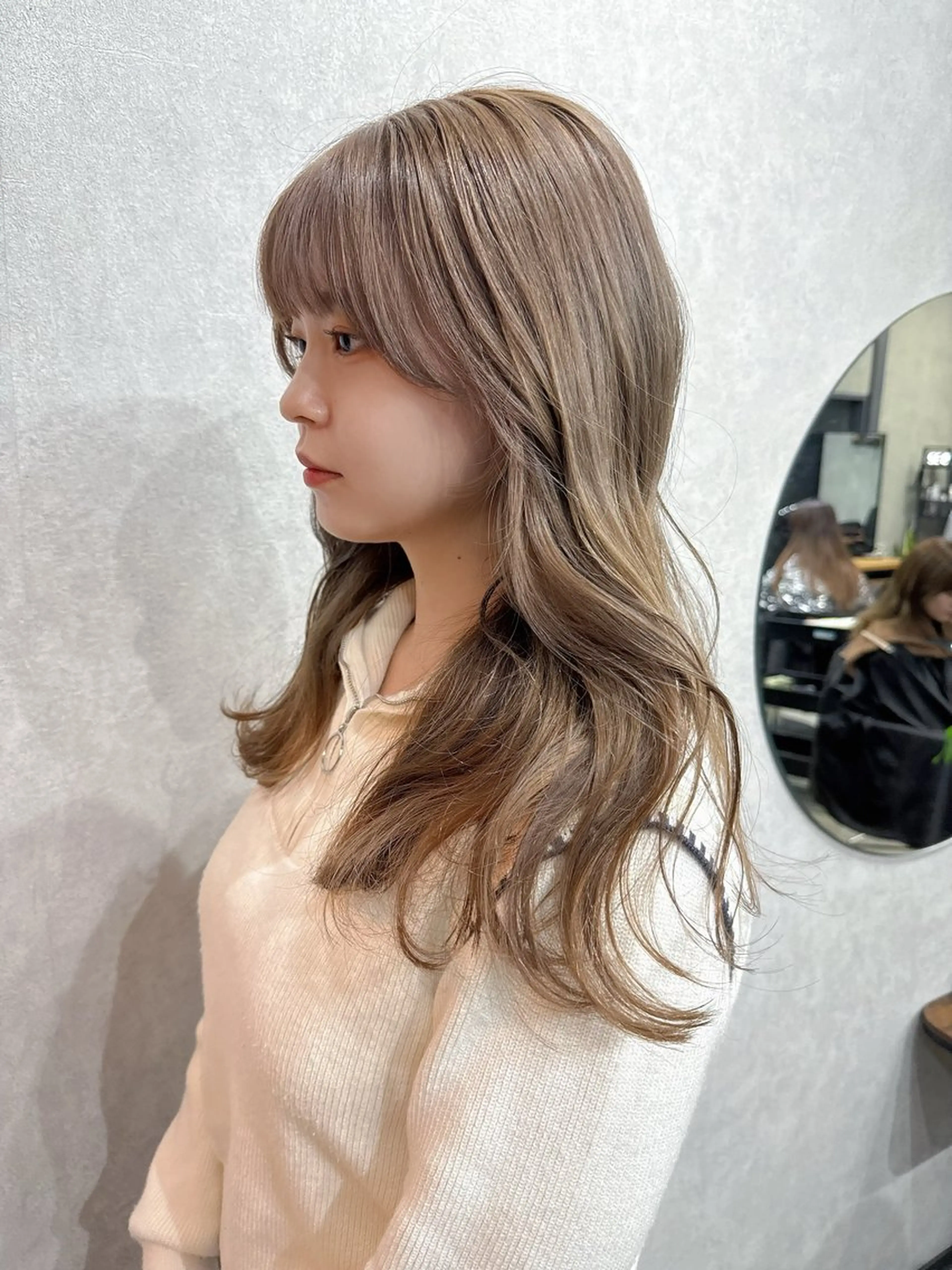 ロング カラー ベージュカラー ミルクティーベージュ AIRI layer cut hairのヘアスタイル