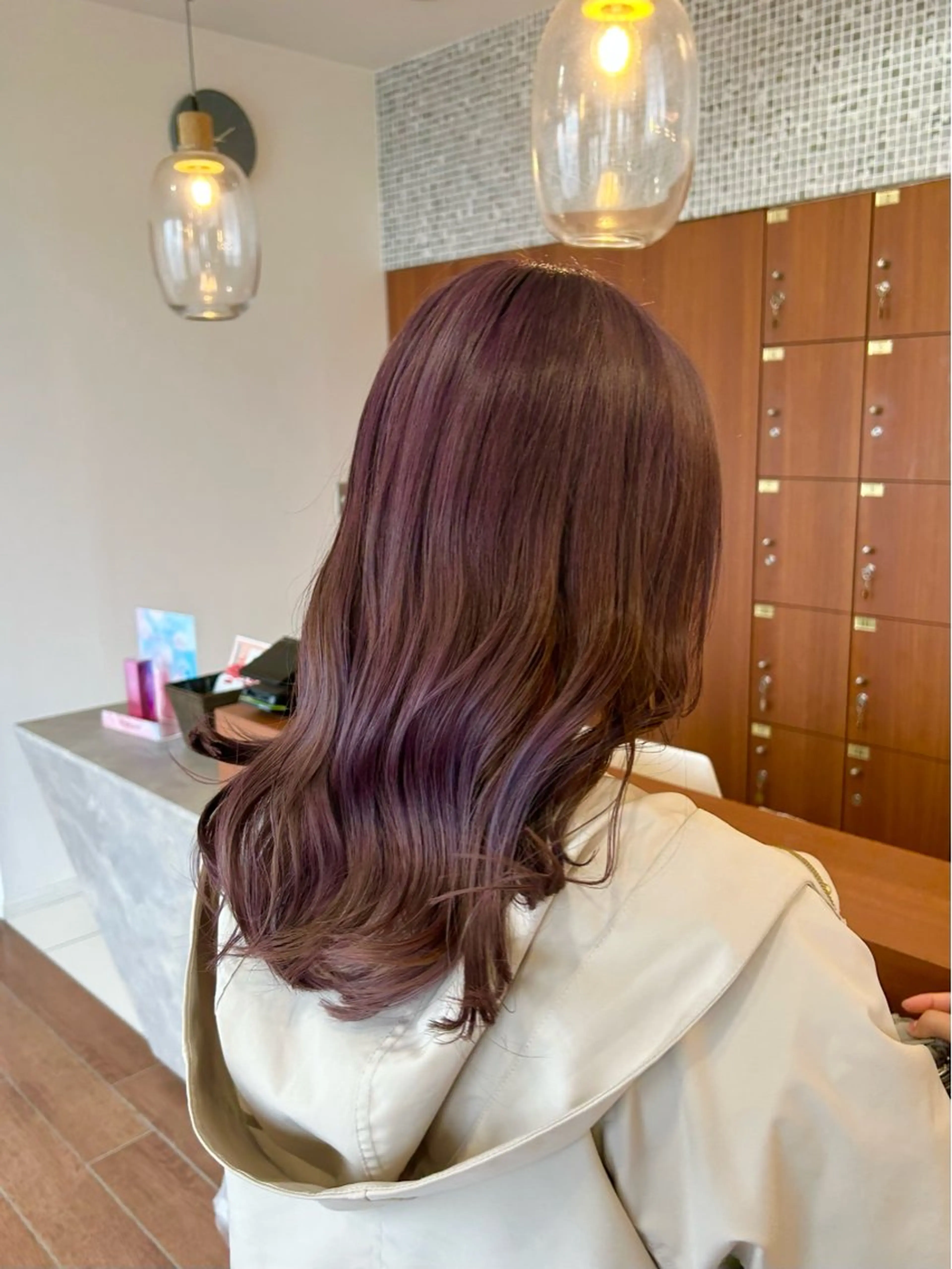 セミロング カラー ベージュカラー ブリーチ ラベンダーカラー ミルクティーベージュ ピンクカラー トップスタイリスト 林すずかのヘアスタイル