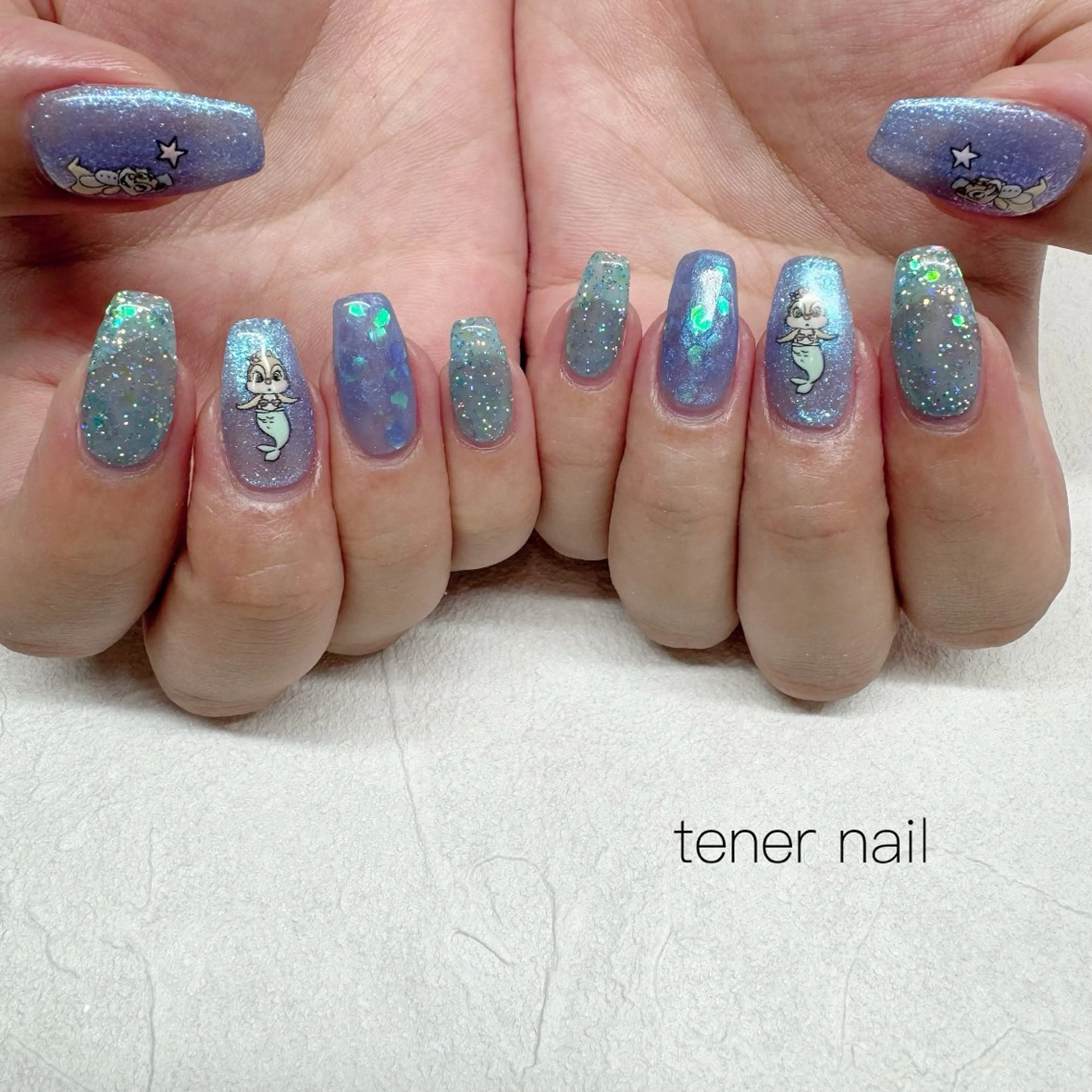ネイル ブルー キラキラネイル ネイルチップ ハンドネイル tener  nail  テネルネイル所属・テネルネイル tener nailのネイルデザイン