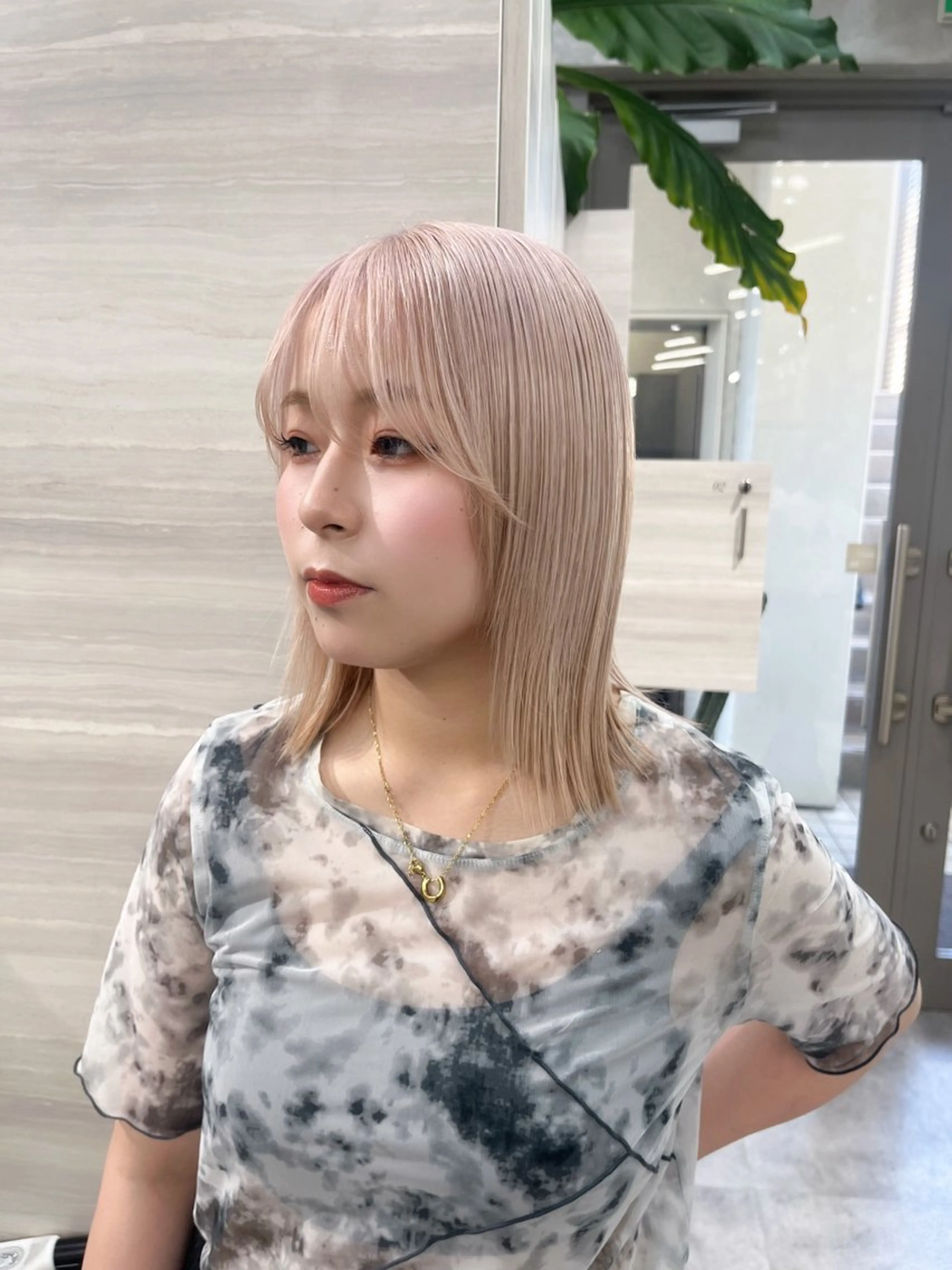 ミディアム カラー ブリーチ ナツミ/透明感カラー /酸性ストレートのヘアスタイル