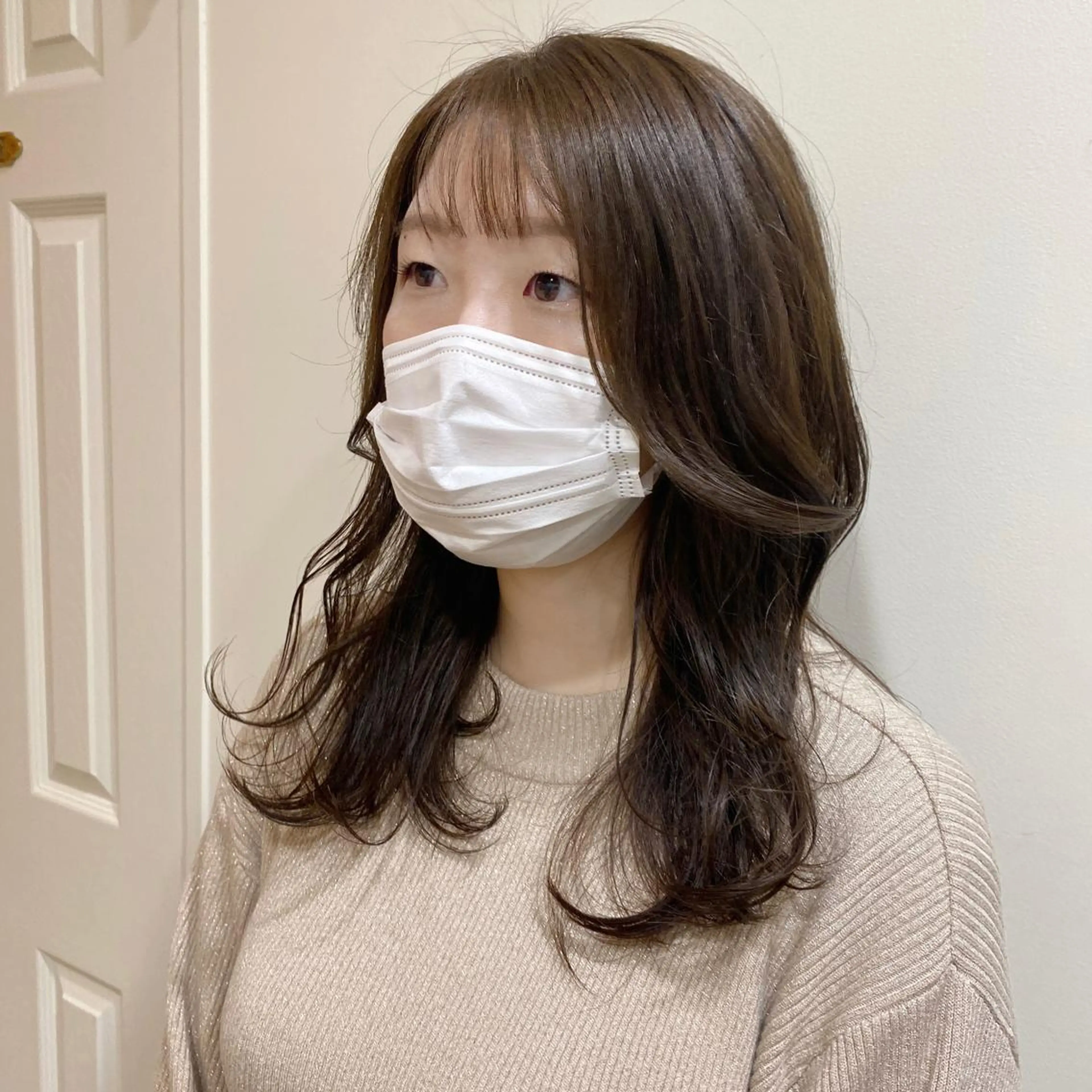 ミディアム カラー ベージュカラー くびれヘア 顔周りカット 韓国風ヘア サイドバング カット ヘアカラー salowin渋谷kitaya park前所属・RIKA韓国ヘア/く びれヘア/上品カラーのヘアスタイル