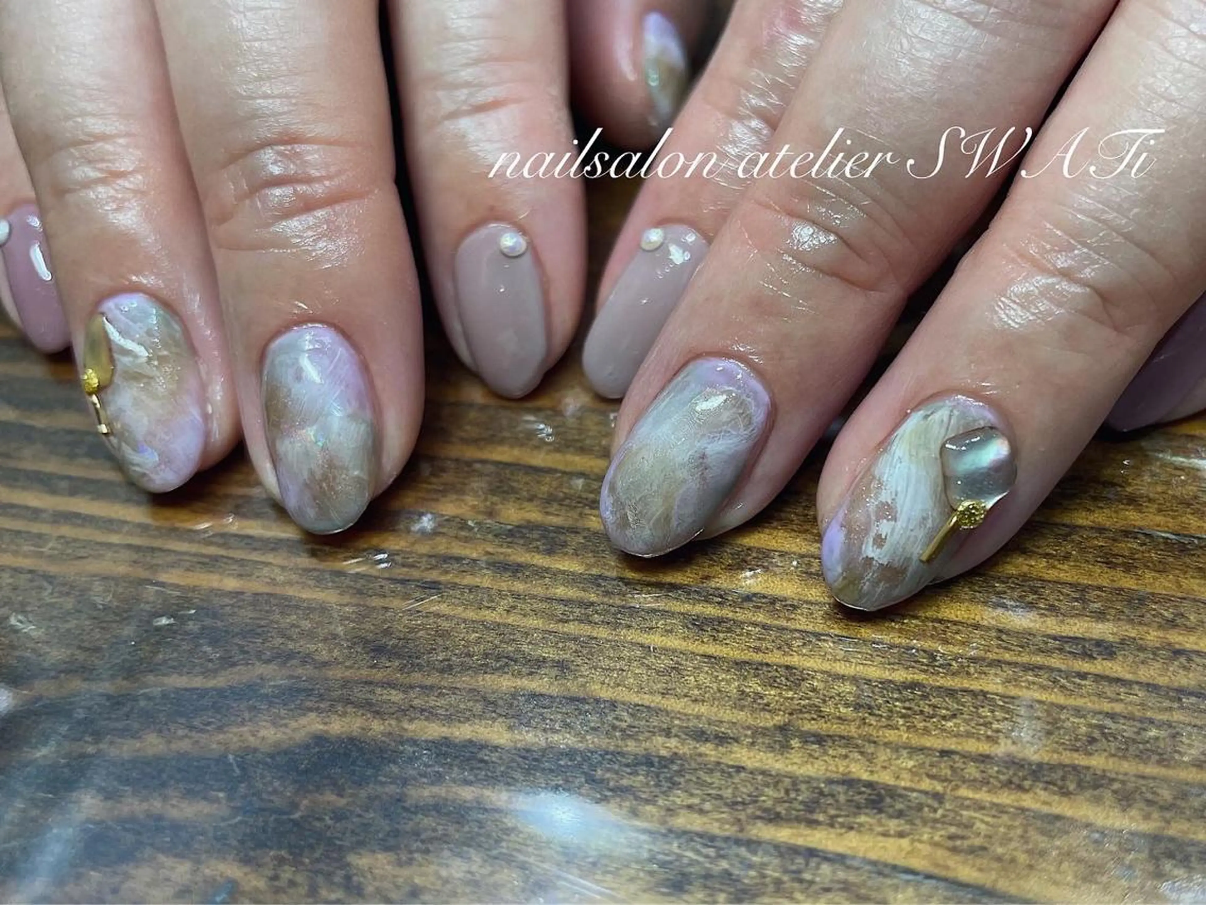 ネイル ストーンネイル ヘアーサロン大野所属・nailsalon SWATiのネイルデザイン