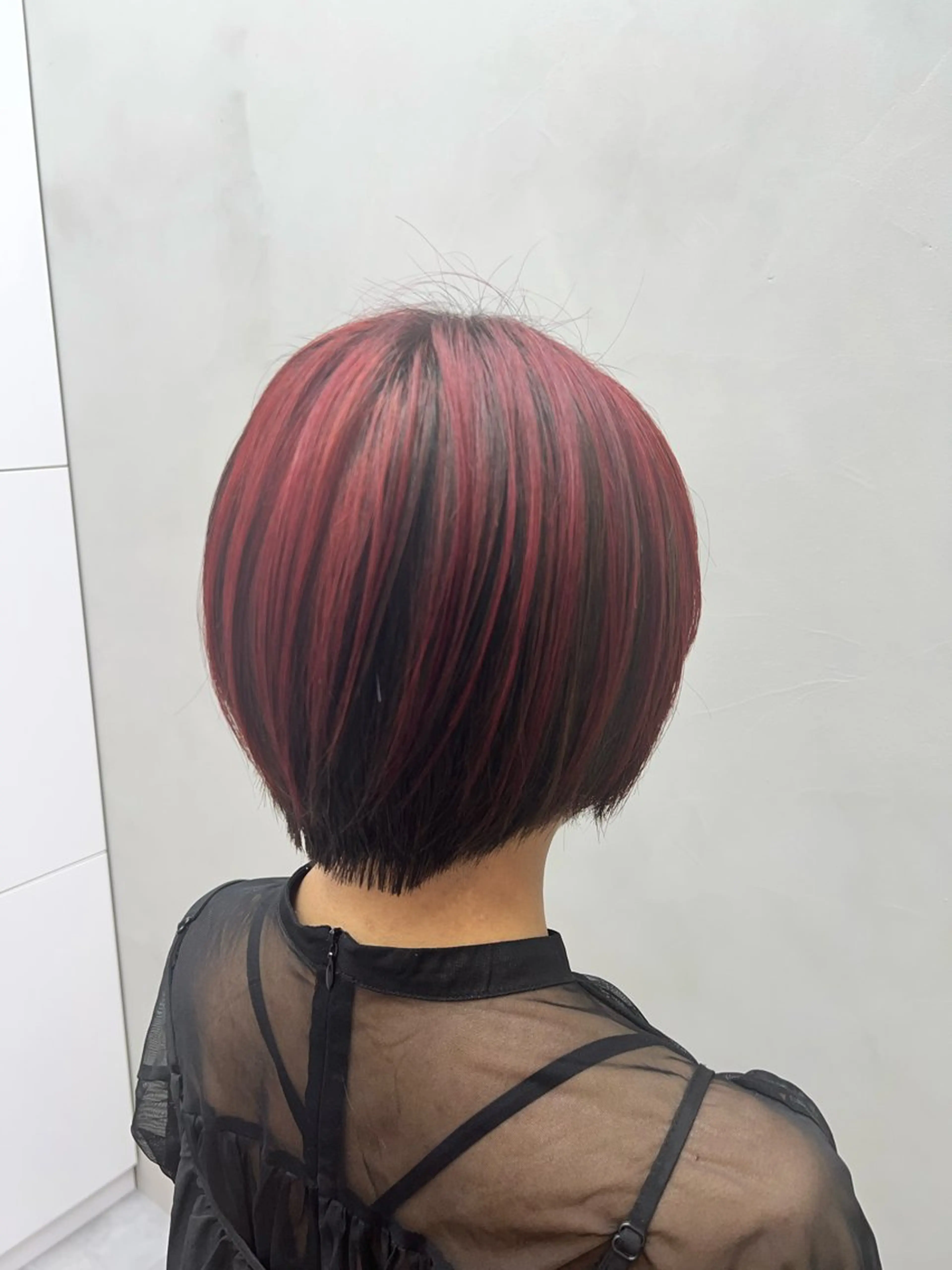 ショート カラー デザインカラー ハイトーンカラー レッドカラー 久保 嗣温のヘアスタイル