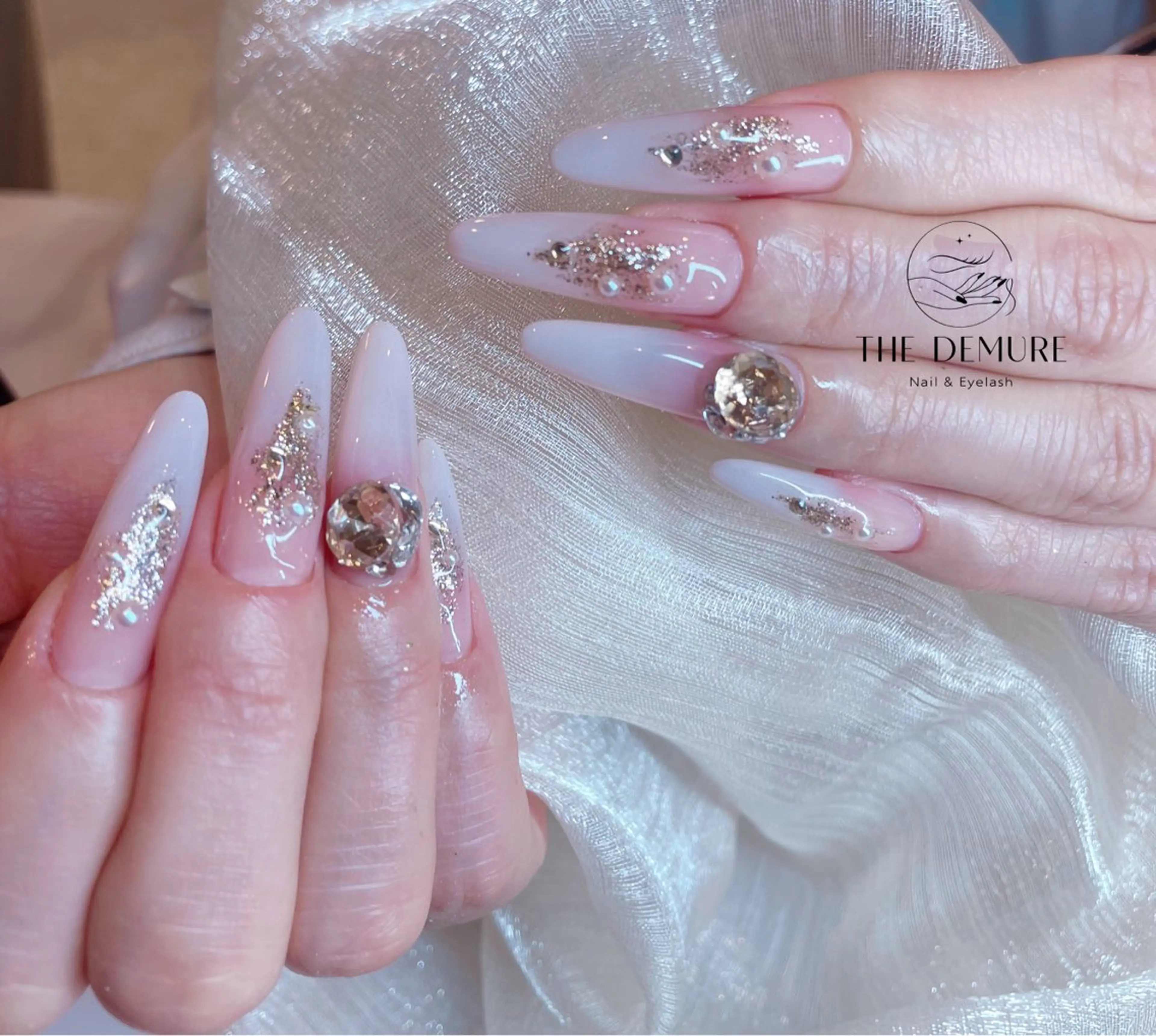 ネイル アートネイル キラキラネイル 韓国ネイル 水色 ロングネイル ハンドネイル ハンドケア NailDemure 【銀座店】のネイルデザイン