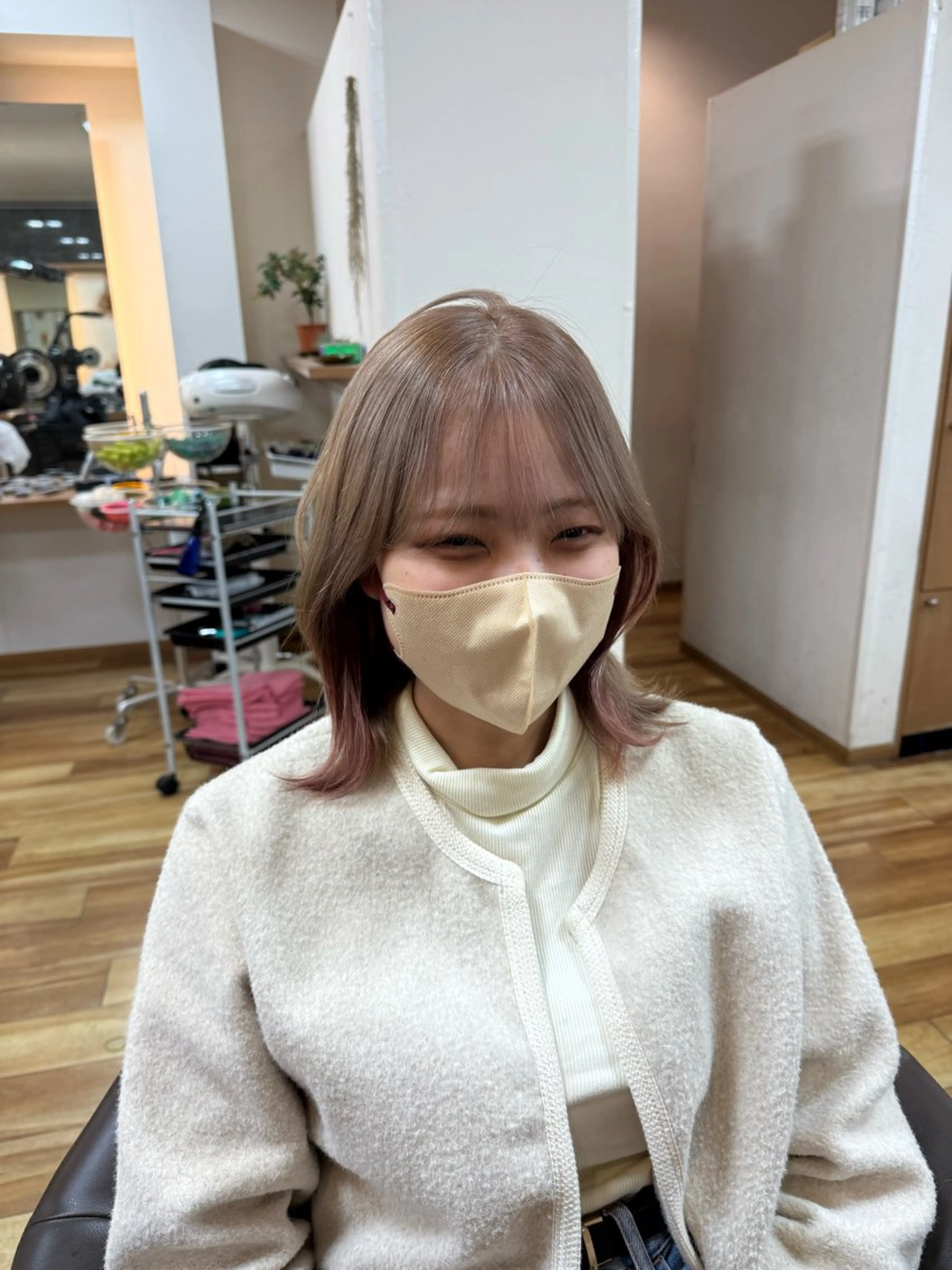 ミディアム カラー ベージュカラー ミルクティーベージュ ヘアカラー エマ ピボット 中川店所属・富原崇太/切りっぱな しボブ/透明感カラーのヘアスタイル