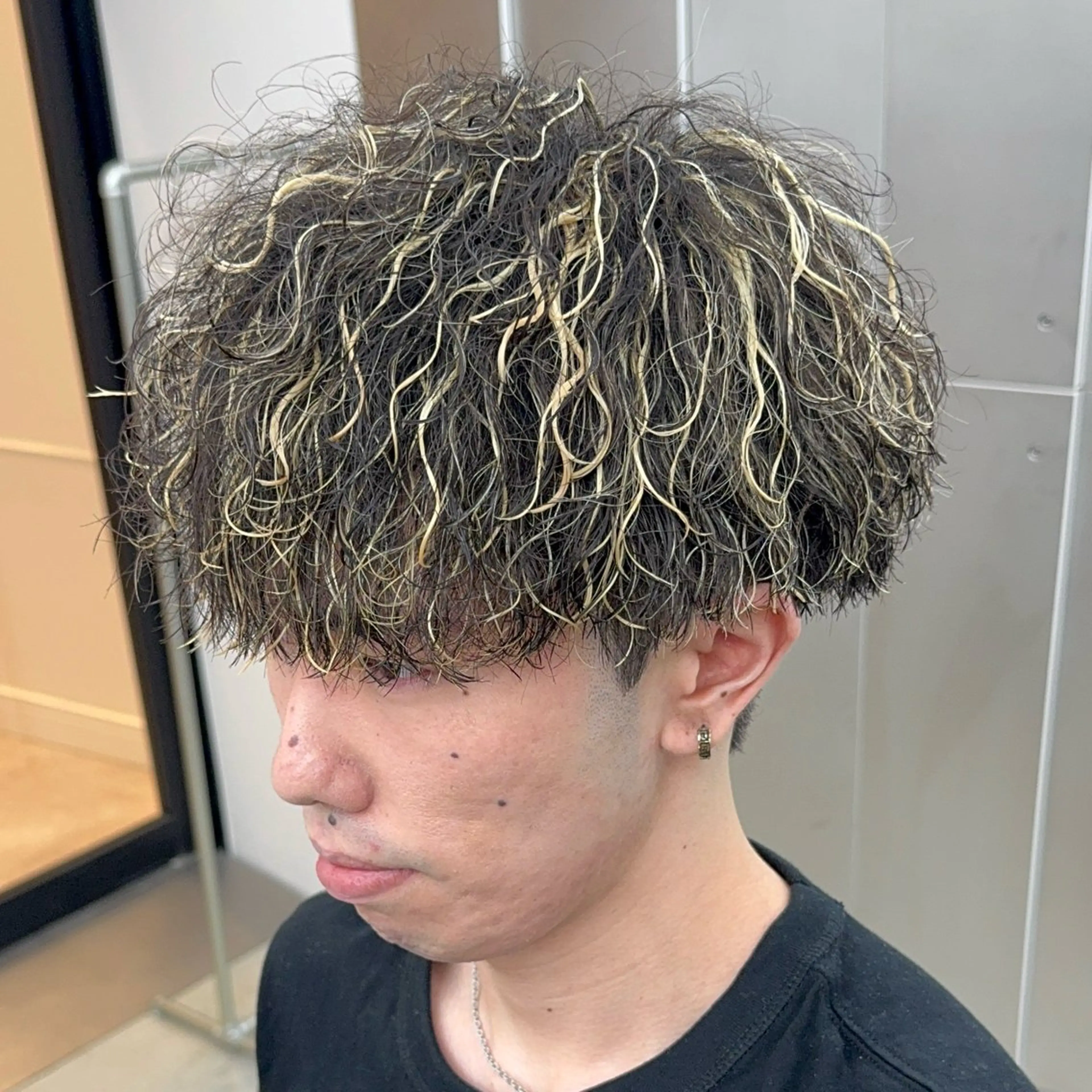 メンズ アップバング メンズブリーチ フェードカット フェザーパーマ メンズハイライト カット ヘアカラー パーマ メンズパーマ特化サロンLond LOGAN所属・SEIYA メンズパーマ職人のヘアスタイル