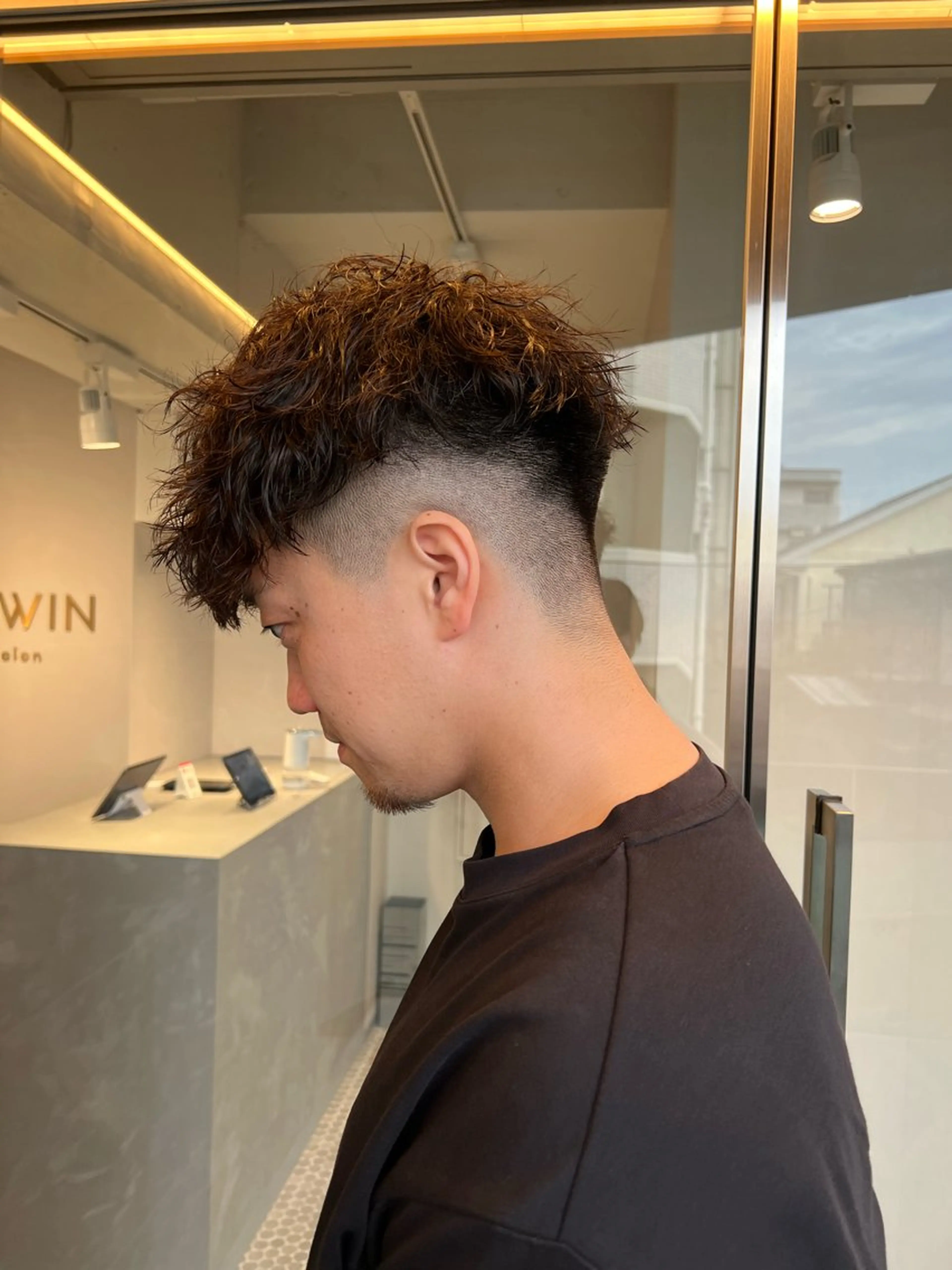 ショート パーマ メンズ フェードカット メンズパーマ ツイストスパイラルパーマ スパイラルパーマ 樋野 亮のヘアスタイル