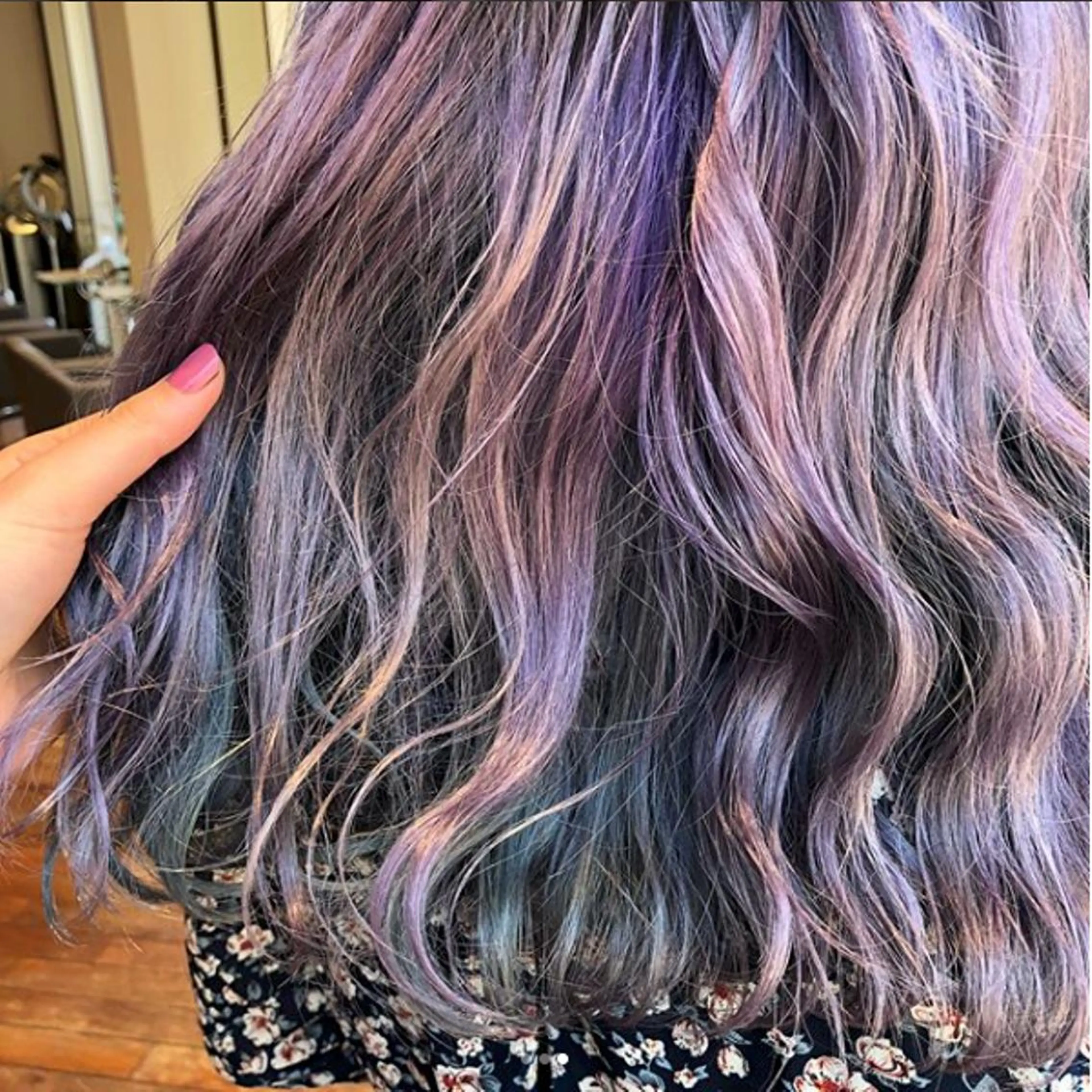 セミロング カラー ブルーカラー グレージュ インナーカラー パープルカラー ユニコーンカラー ヘアカラー 門田 恭弥のヘアスタイル