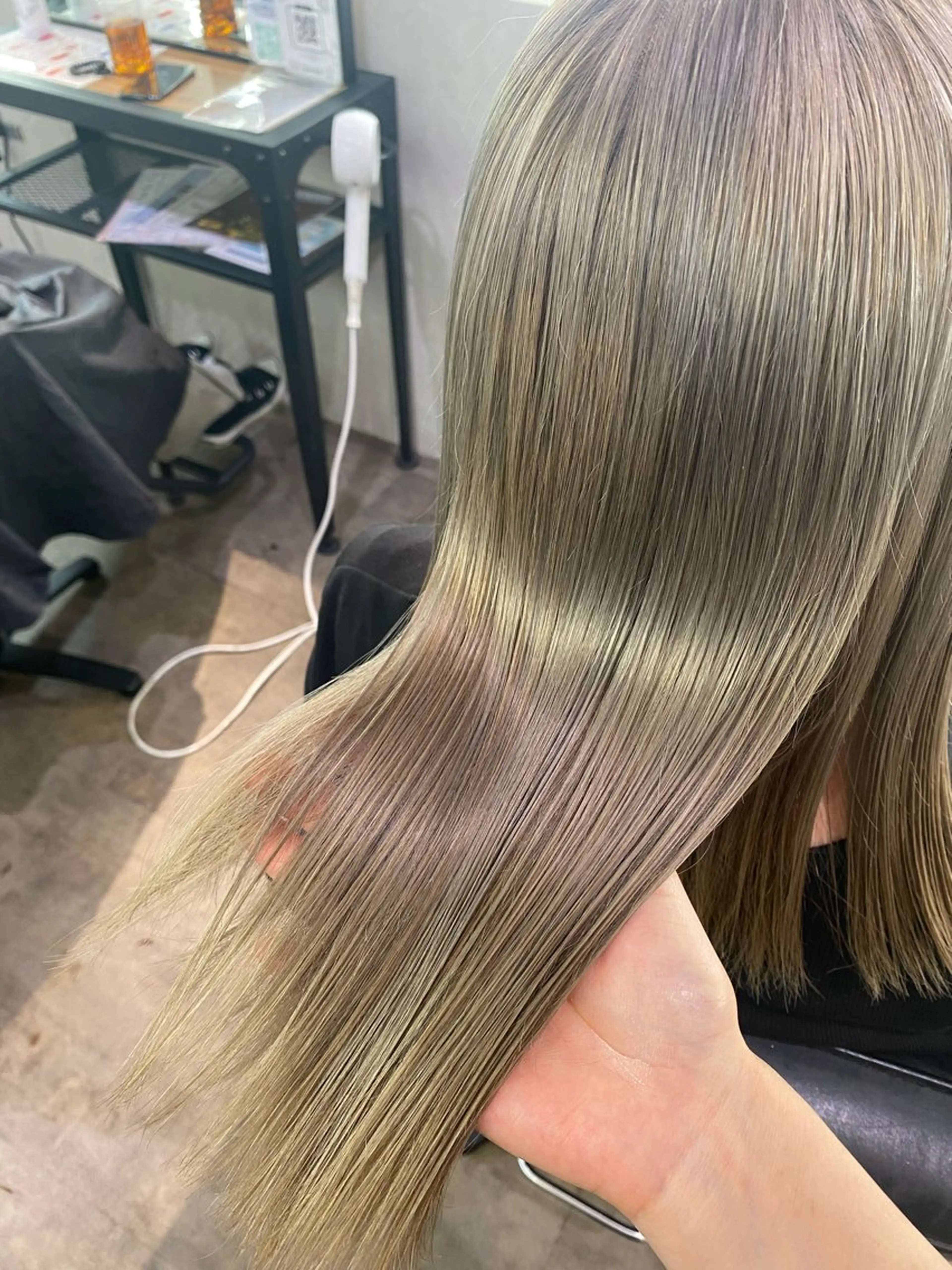 ミディアム ヘアカラー トリートメント 派手髪ハイトーン💛 ネイル💅まりなのヘアスタイル