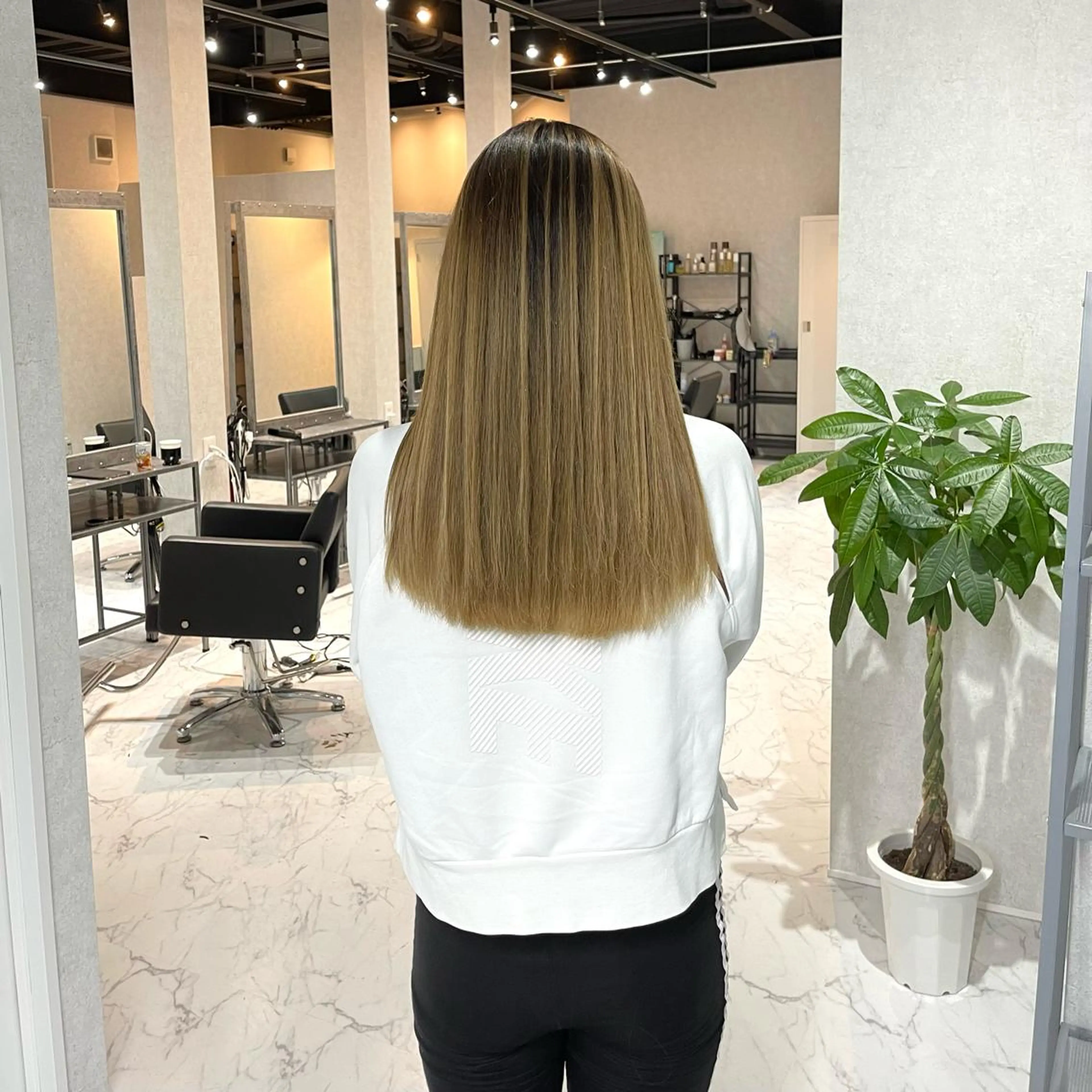 セミロング カラー ヘアアレンジ バレイヤージュ デザインカラー ハイライトカラー 外国人風カラー ハイライト カット ヘアカラー トリートメント アンドウ ユウ/ レイヤーカット/韓国のヘアスタイル