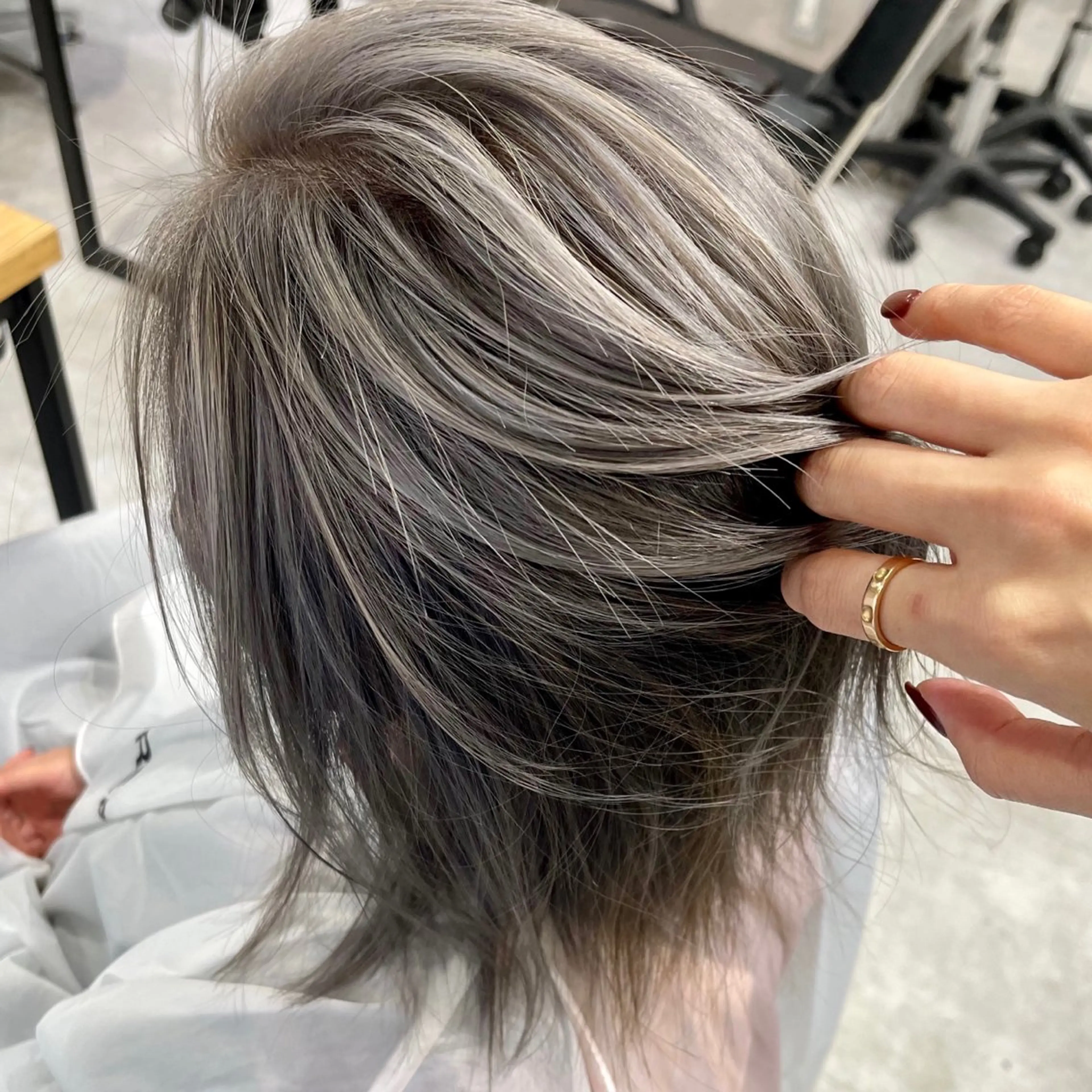 ショート カラー ブリーチ シルバー ヘアカラー 松井那津子 /ハイライトブリーチのヘアスタイル