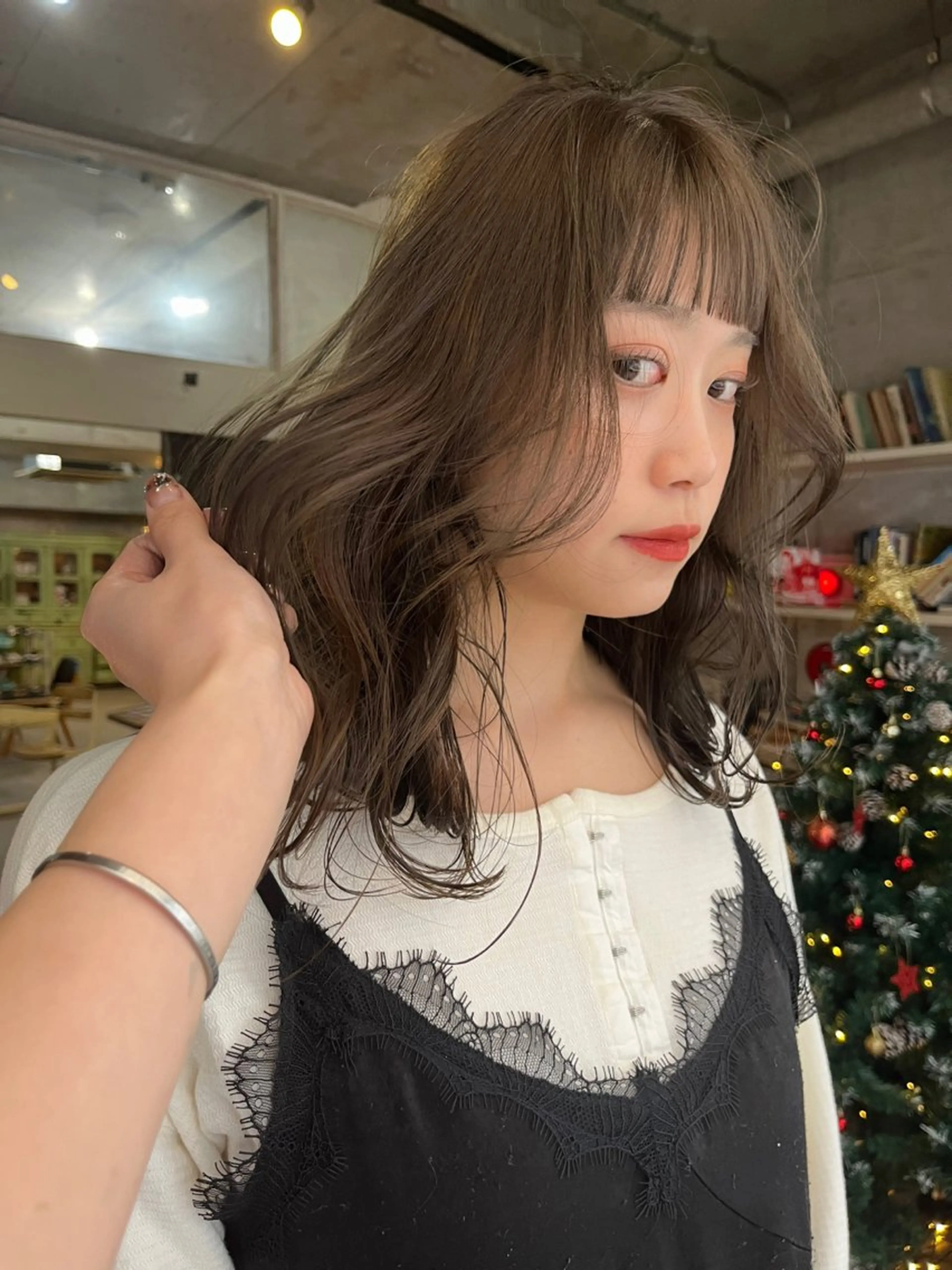 ミディアム カット ヘアカラー トリートメント ハイトーン/顔まわり レイヤー/YUKAのヘアスタイル