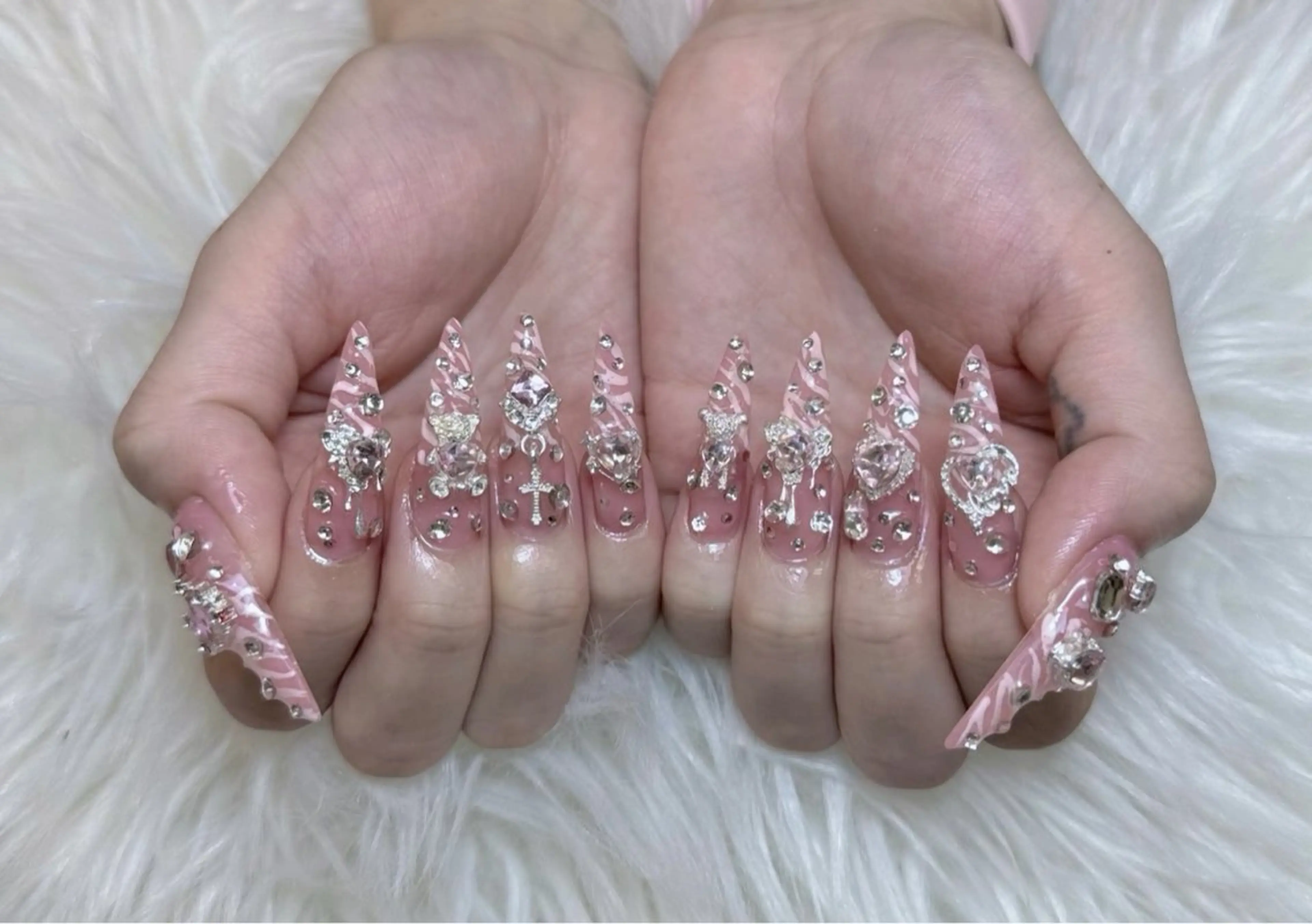 ネイル アートネイル オーロラネイル チークネイル 長さ出し フットネイル ハンドネイル フットネイル ハンドケア Noiranail_ studio川越西口のネイルデザイン