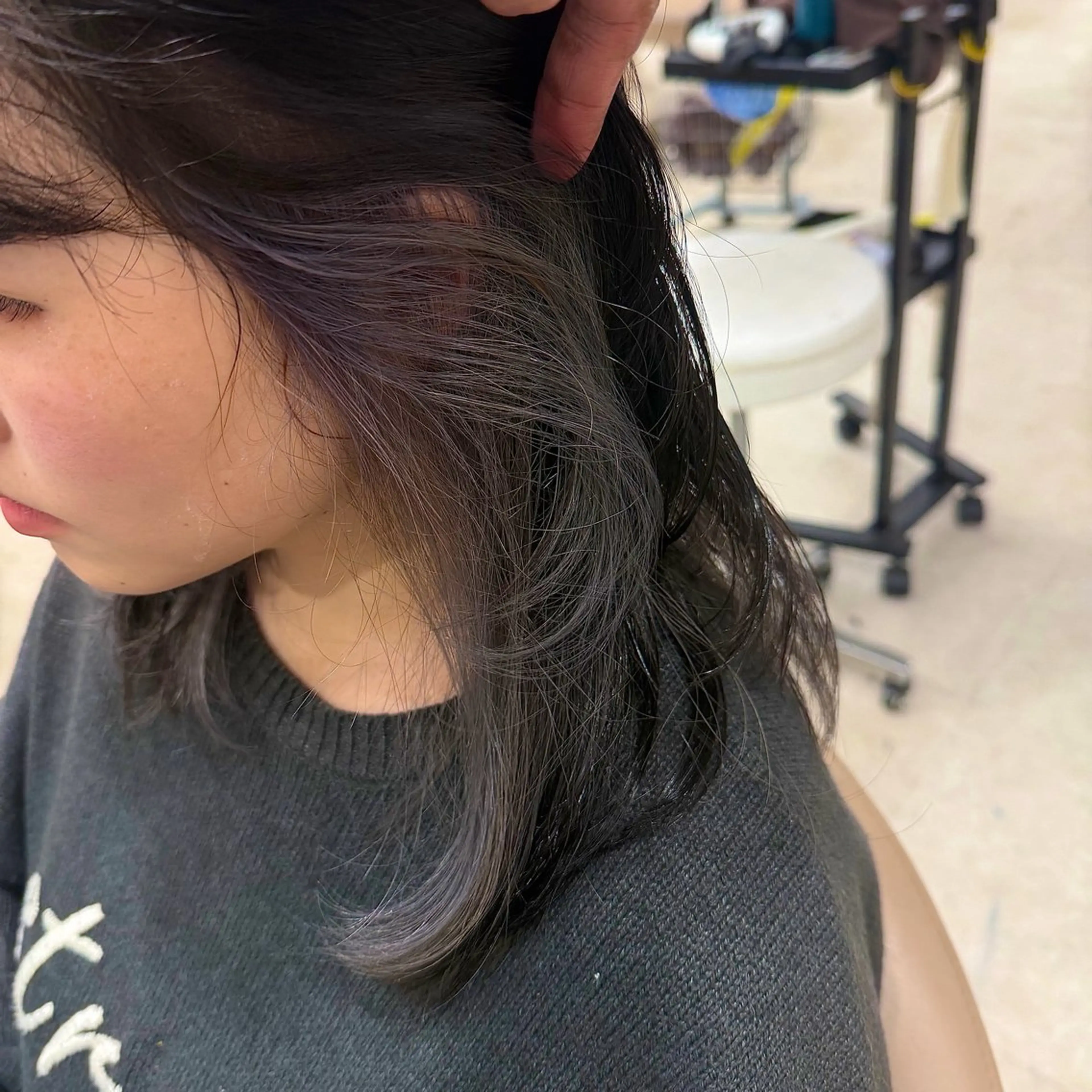 セミロング カラー 透明感カラー デザインカラー イヤリングカラー カット ヘアカラー トリートメント EARTH菊名店👾 ひらのすぐるのヘアスタイル