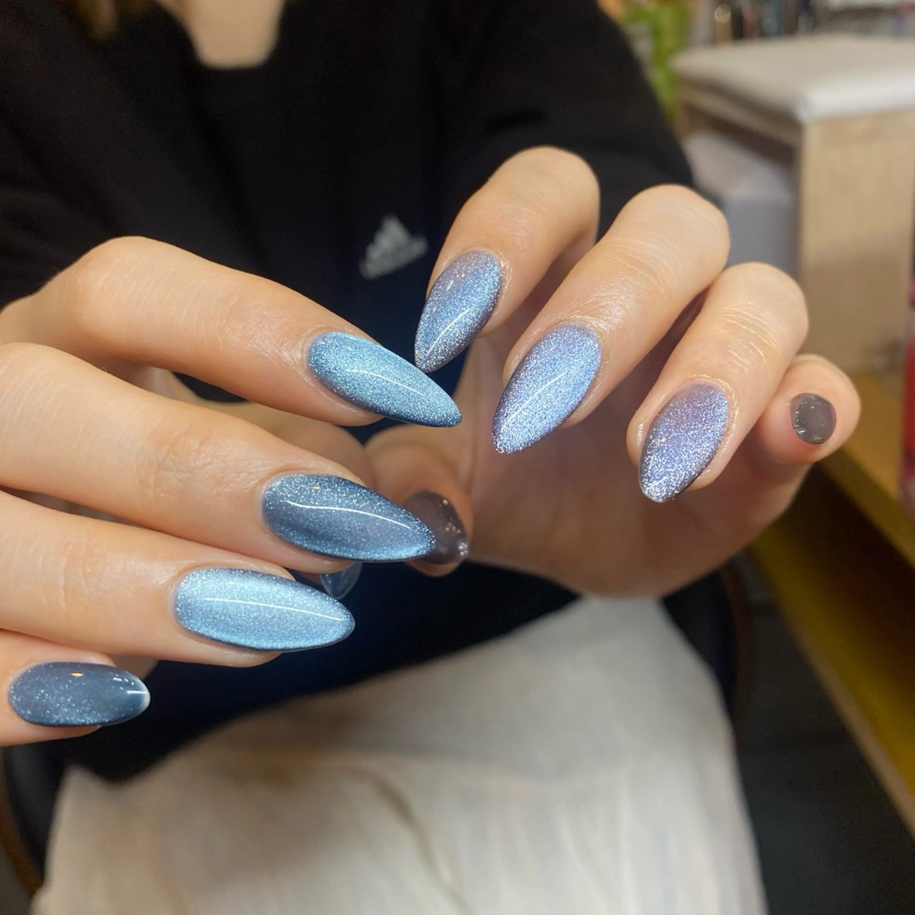 ネイル ブルー キラキラネイル マグネットネイル ハンドネイル ハンドケア 🎀NAIL🎀 AI🪄︎︎◝✩のネイルデザイン