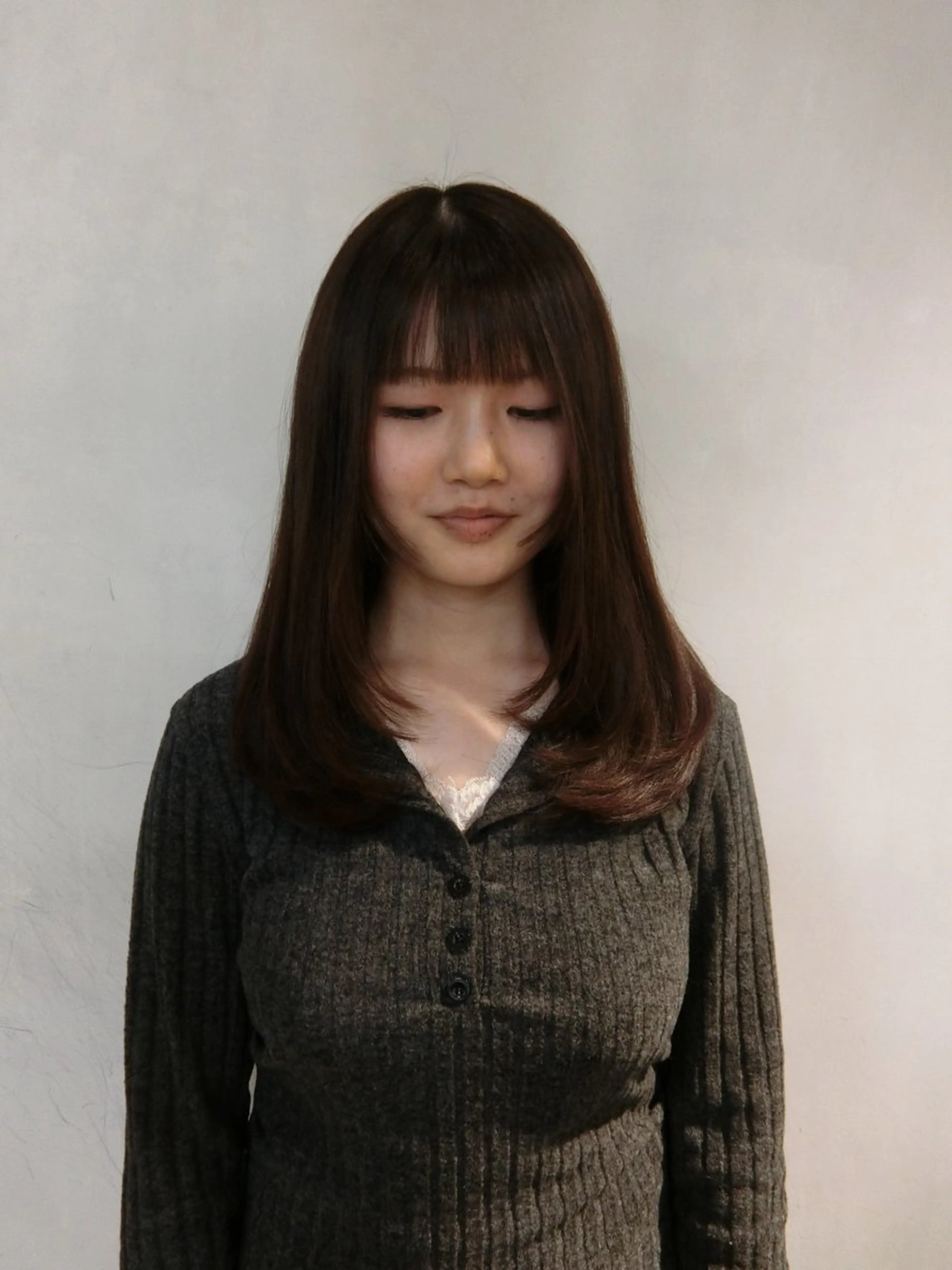 ミディアム iroha/ レイヤーカットモデルのヘアスタイル