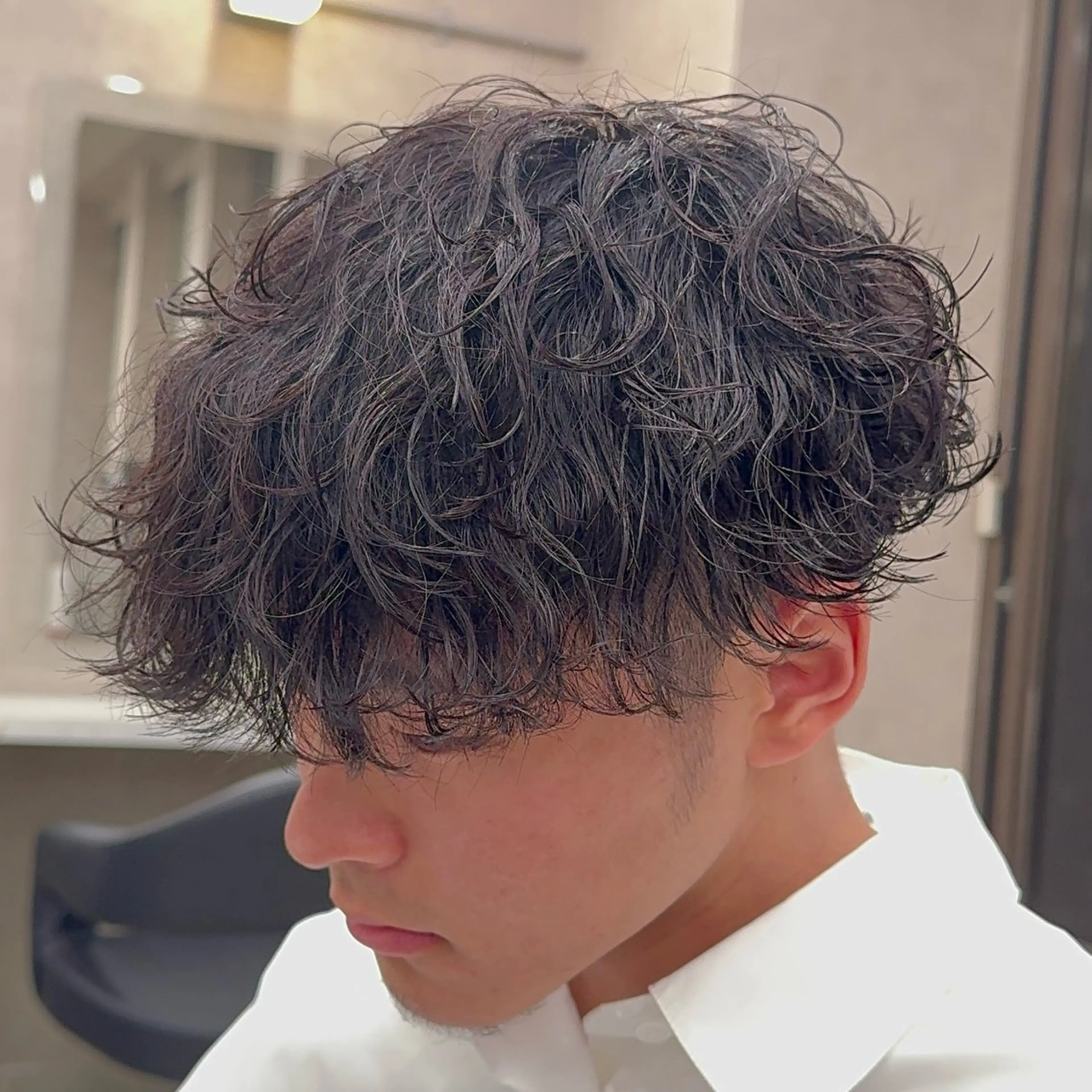 ミディアム パーマ ヘアアレンジ メンズ ミディアムパーマ マッシュ メンズパーマ 波巻きパーマ 顔まわりカット の達人のヘアスタイル