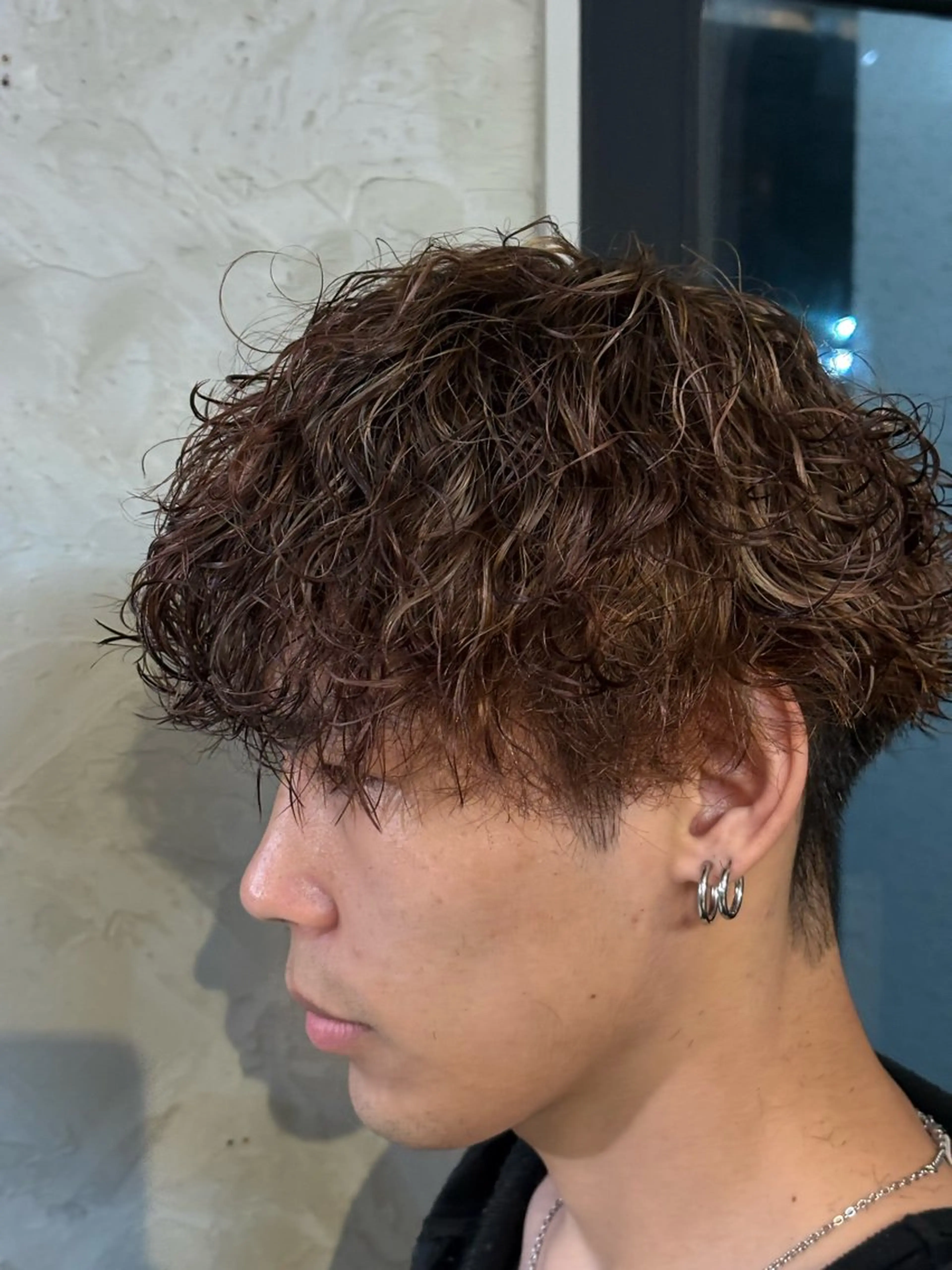 カラー パーマ メンズ メンズハイライト メンズパーマ プードルパーマ ブラウンカラー ハイライトカラー 神戸 蒼司のヘアスタイル