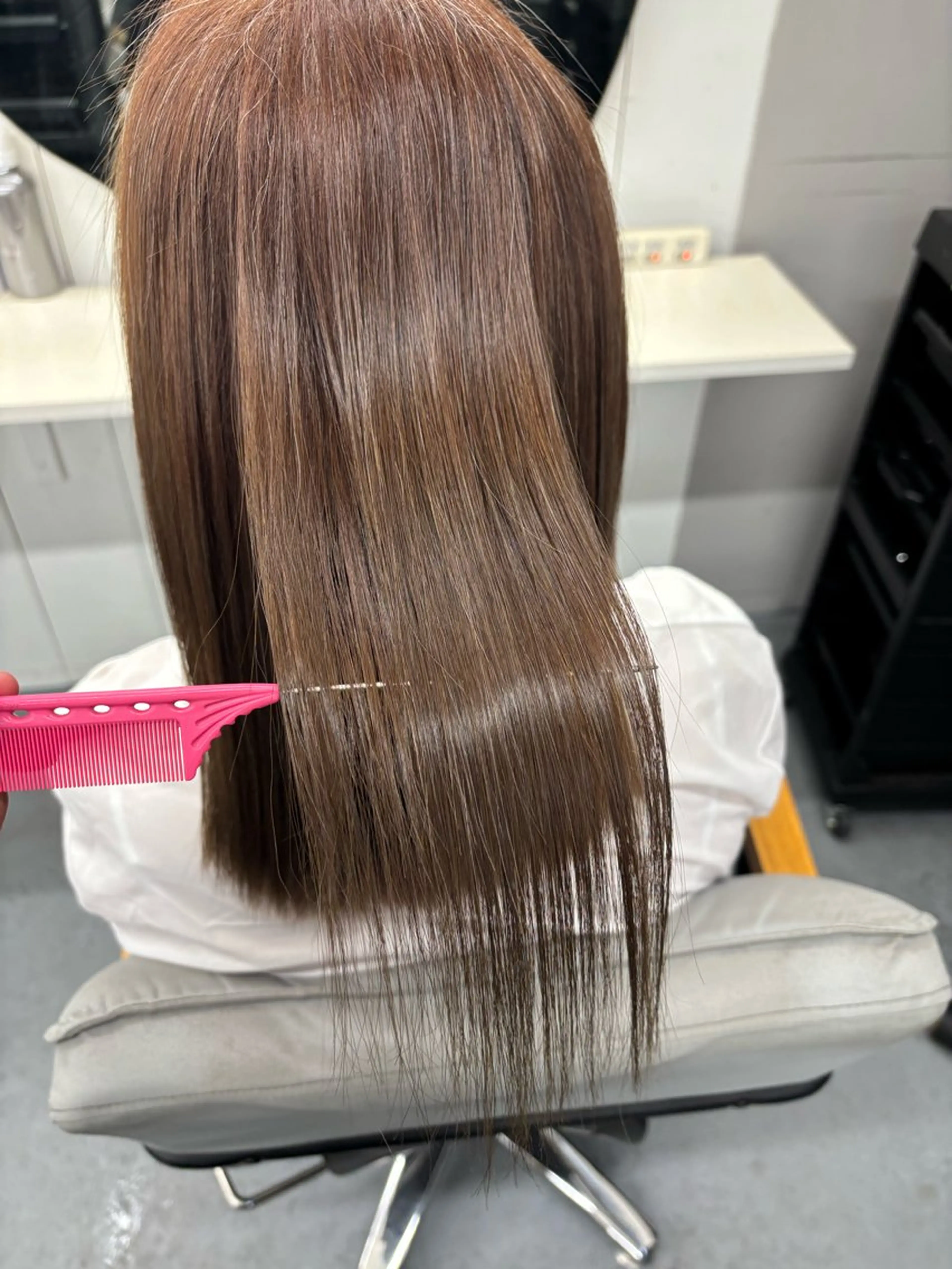 セミロング カラー 腰越 麻奈のヘアスタイル