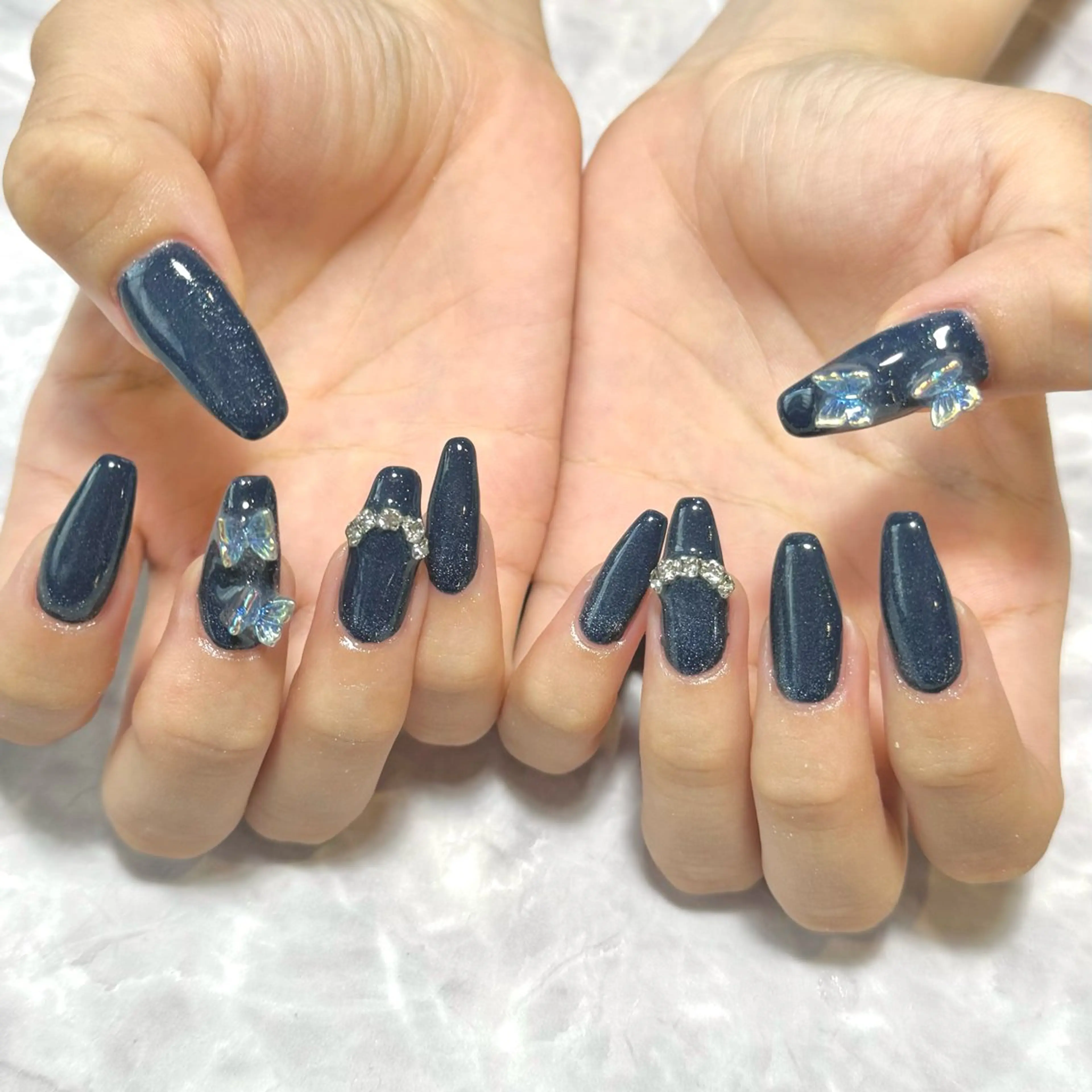 ネイル キラキラネイル ネイビー スクエアネイル 冬ネイル ハンドネイル Nail Salon Lillion【リリオン】所属・lillion karenのネイルデザイン