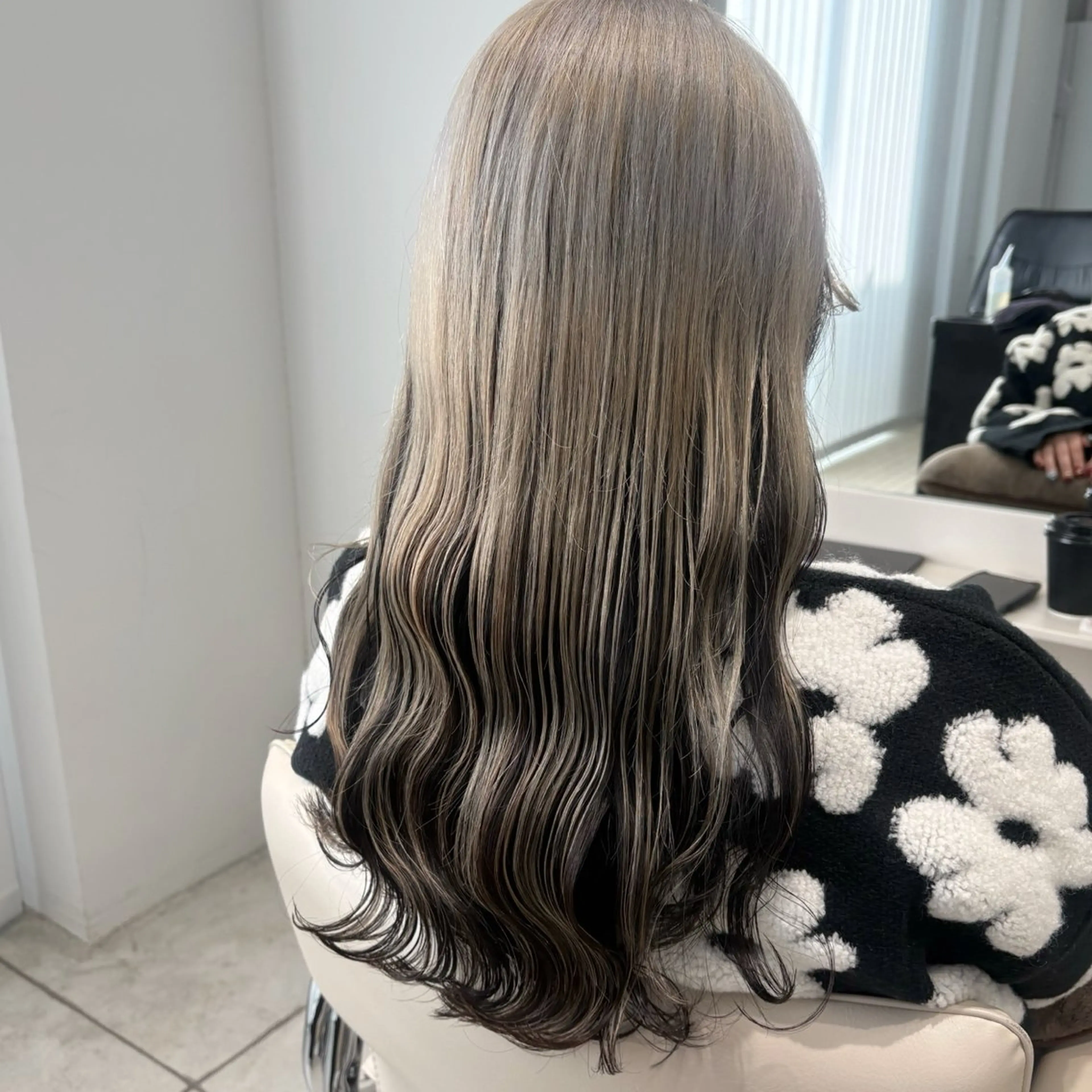 セミロング カラー ベージュカラー ブロンド ダブルカラー ハイトーンカラー インナーカラー カット ヘアカラー トリートメント ヘッドスパ ヘアセット カジュアルを女っぽく 𝗮𝘆𝗮𝗰𝗼のヘアスタイル