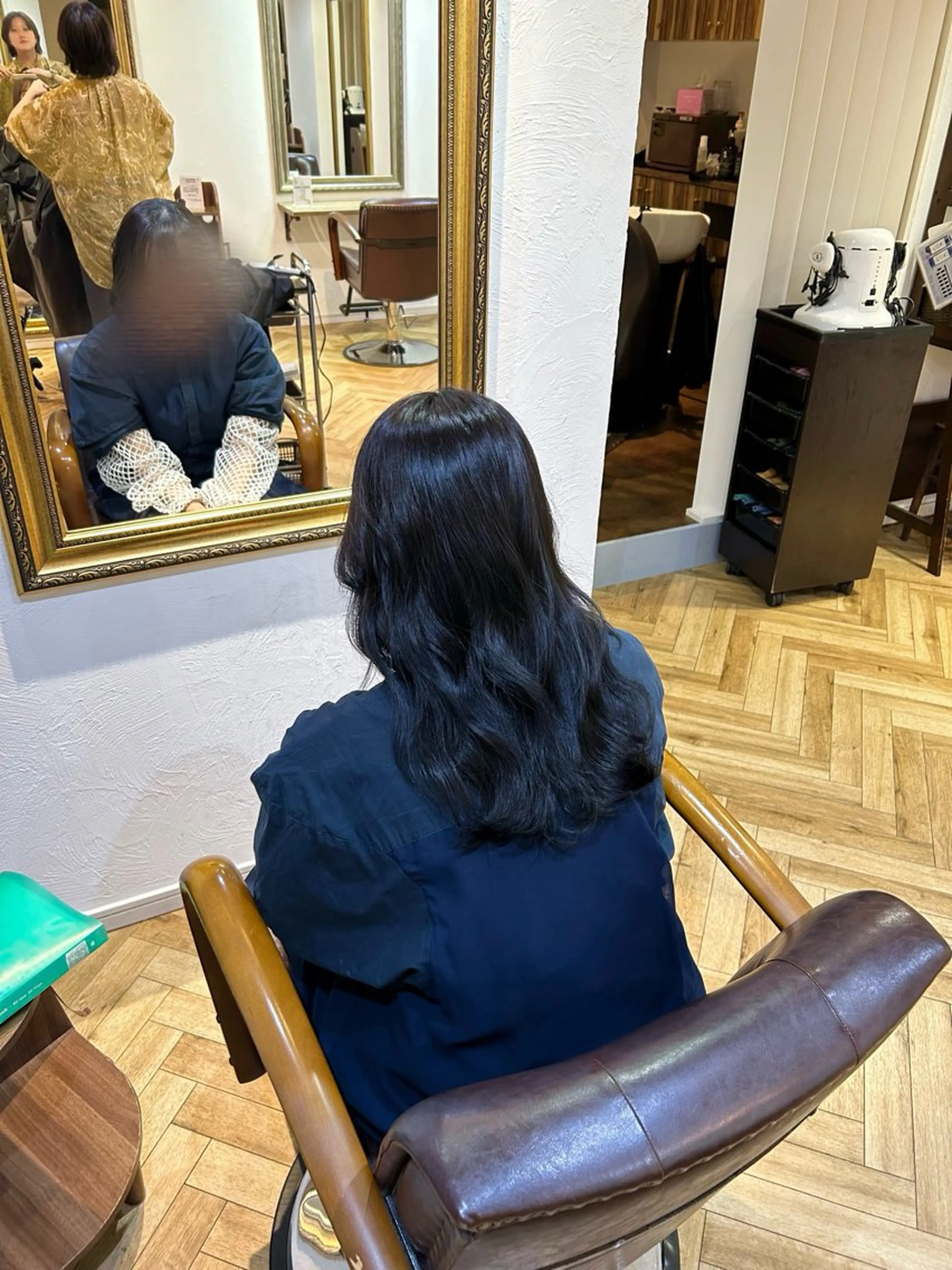 ロング カラー 黒髪 ブルーカラー ブルーブラック ヘアカラー 井上 夏乃葉のヘアスタイル