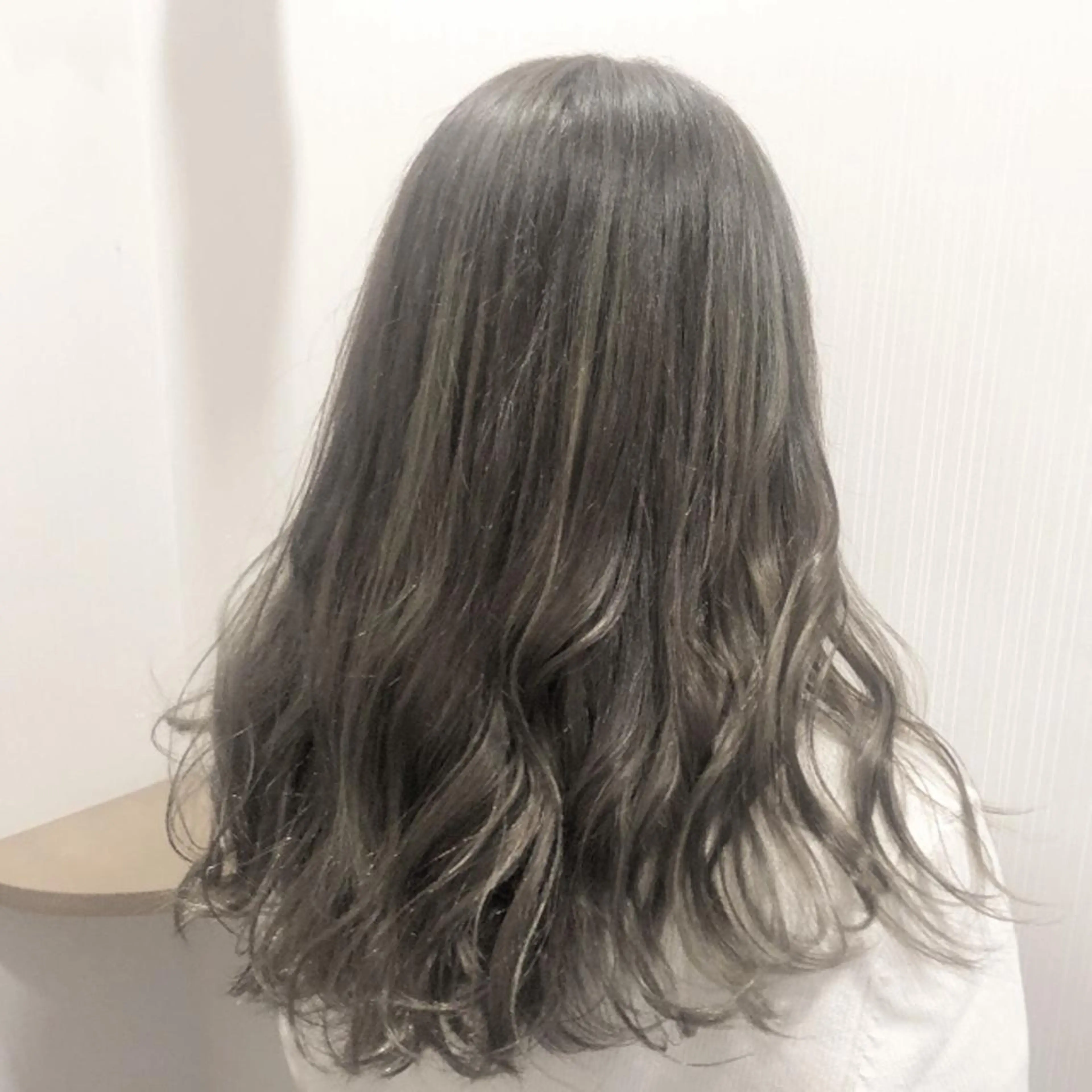 セミロング カラー グレージュ シアーグレージュ 新井 友菜のヘアスタイル