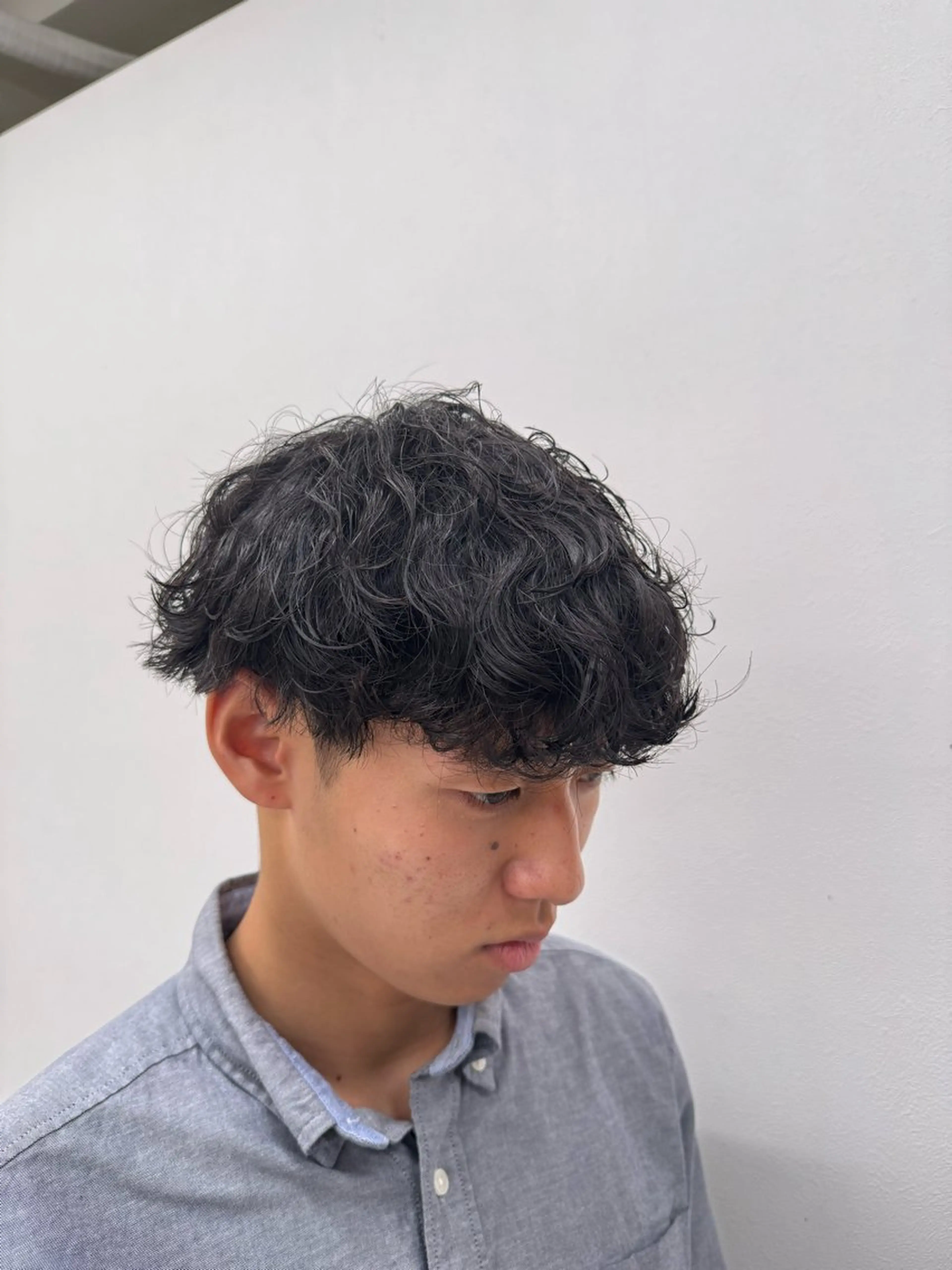 ショート パーマ ヘアアレンジ メンズ メンズパーマ 波巻きパーマ 顔まわりカット の達人のヘアスタイル