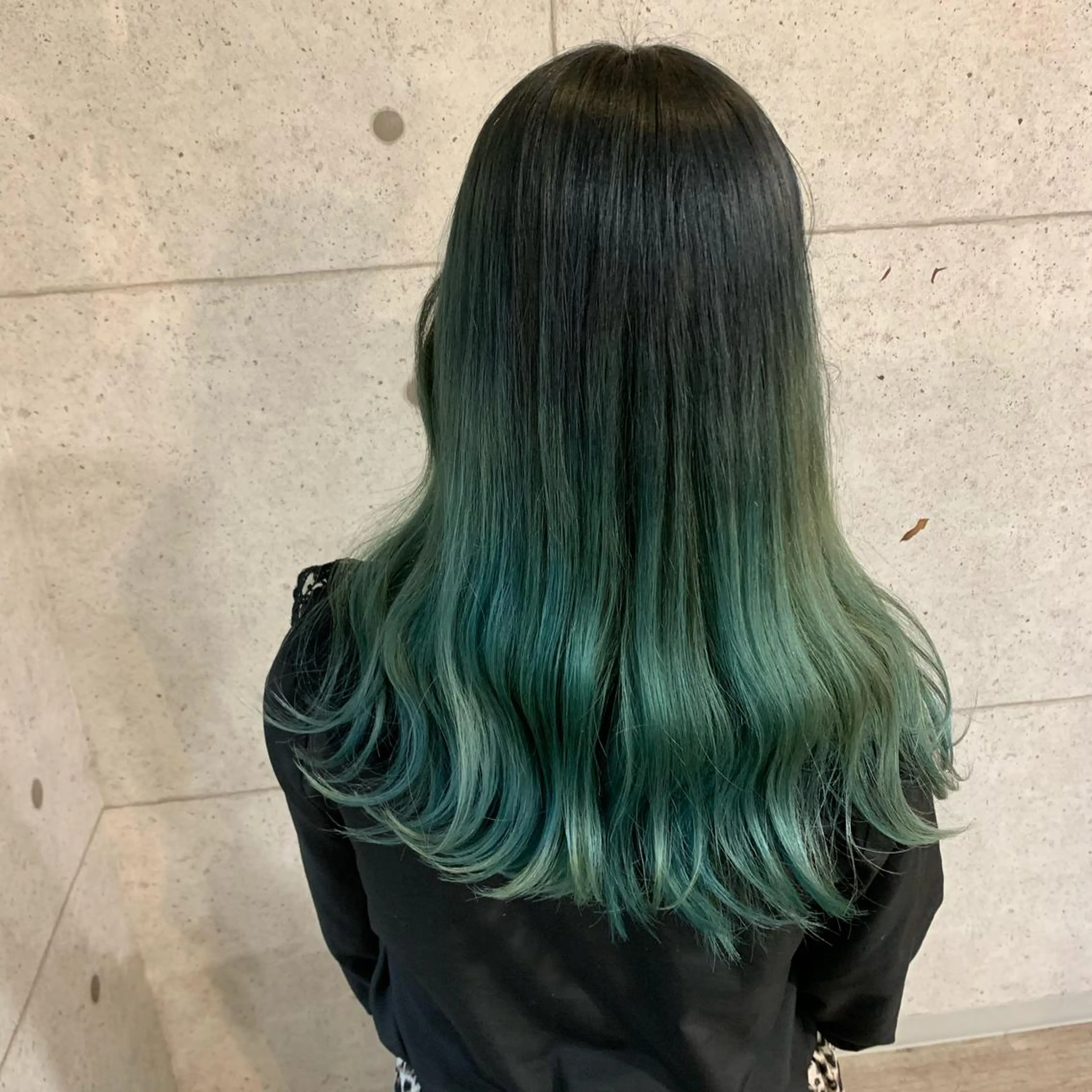 セミロング アッシュ ハイライト レイヤーカット ヘアカラー トリートメント Selene hair OSAKAのヘアスタイル