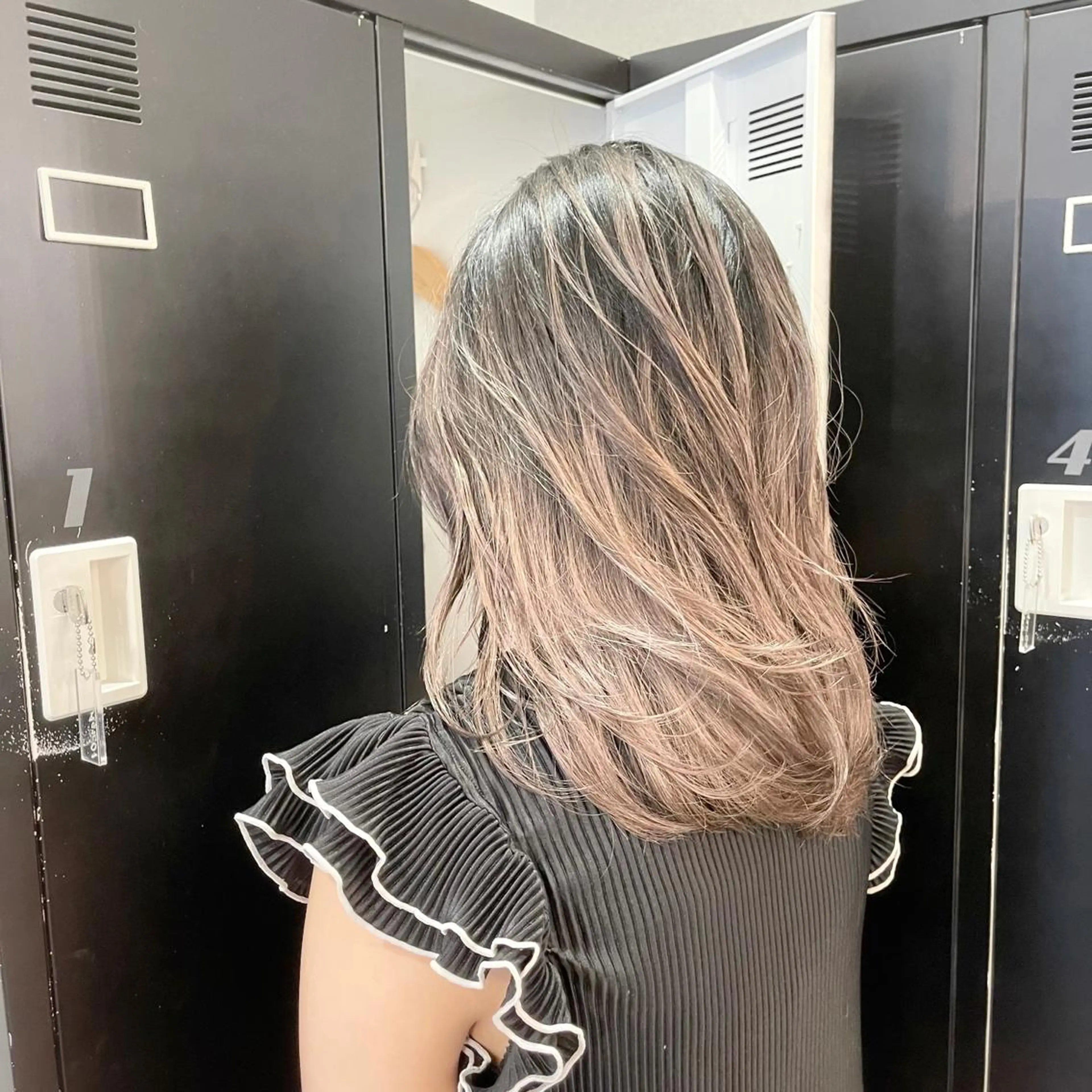 ミディアム カラー ヘアアレンジ バレイヤージュ デザインカラー ハイライトカラー 外国人風カラー ハイライト アンドウ ユウ/ レイヤーカット/韓国のヘアスタイル