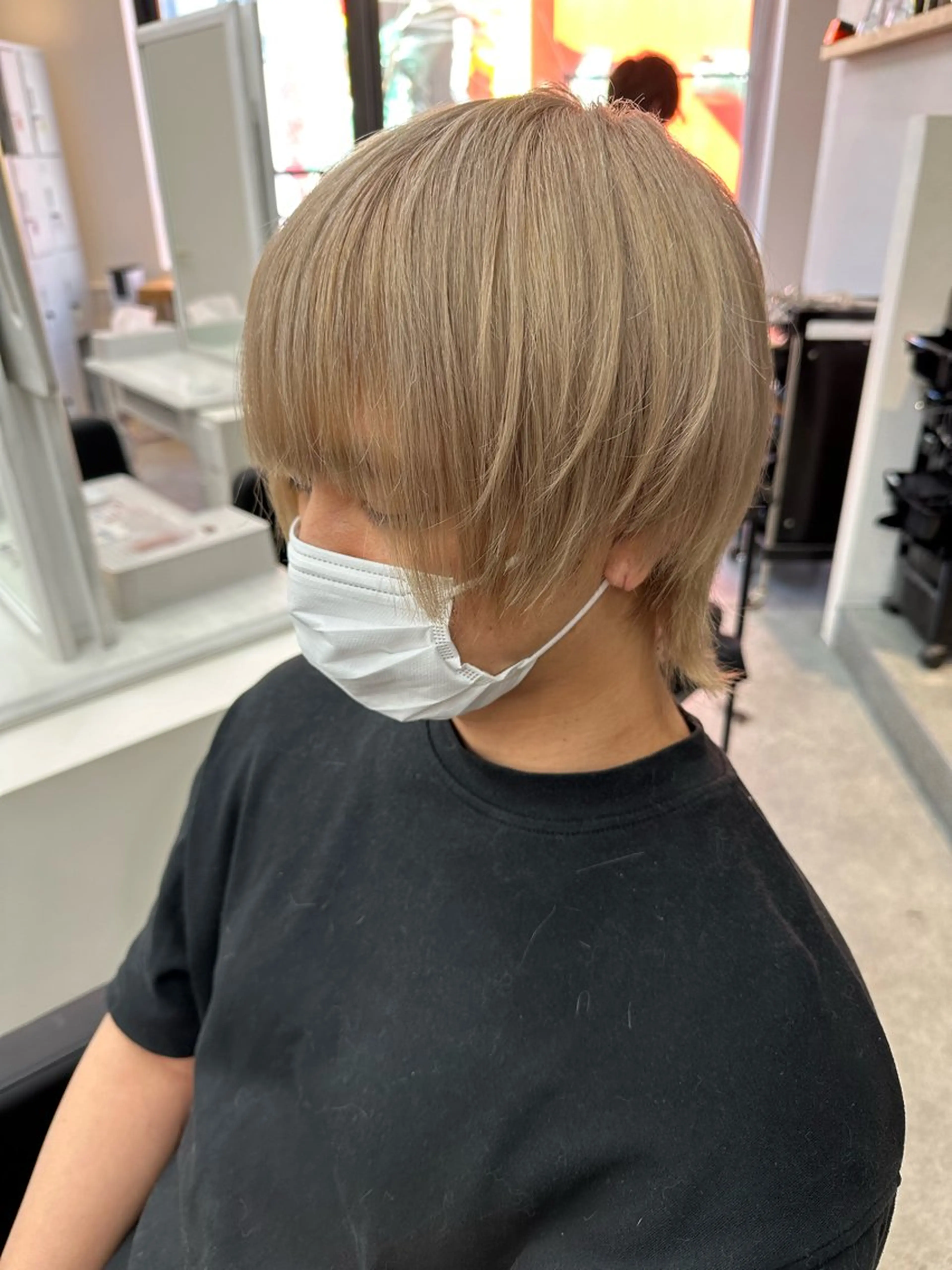 ショート 奥本 侑 ハイトーン、髪質改善のヘアスタイル