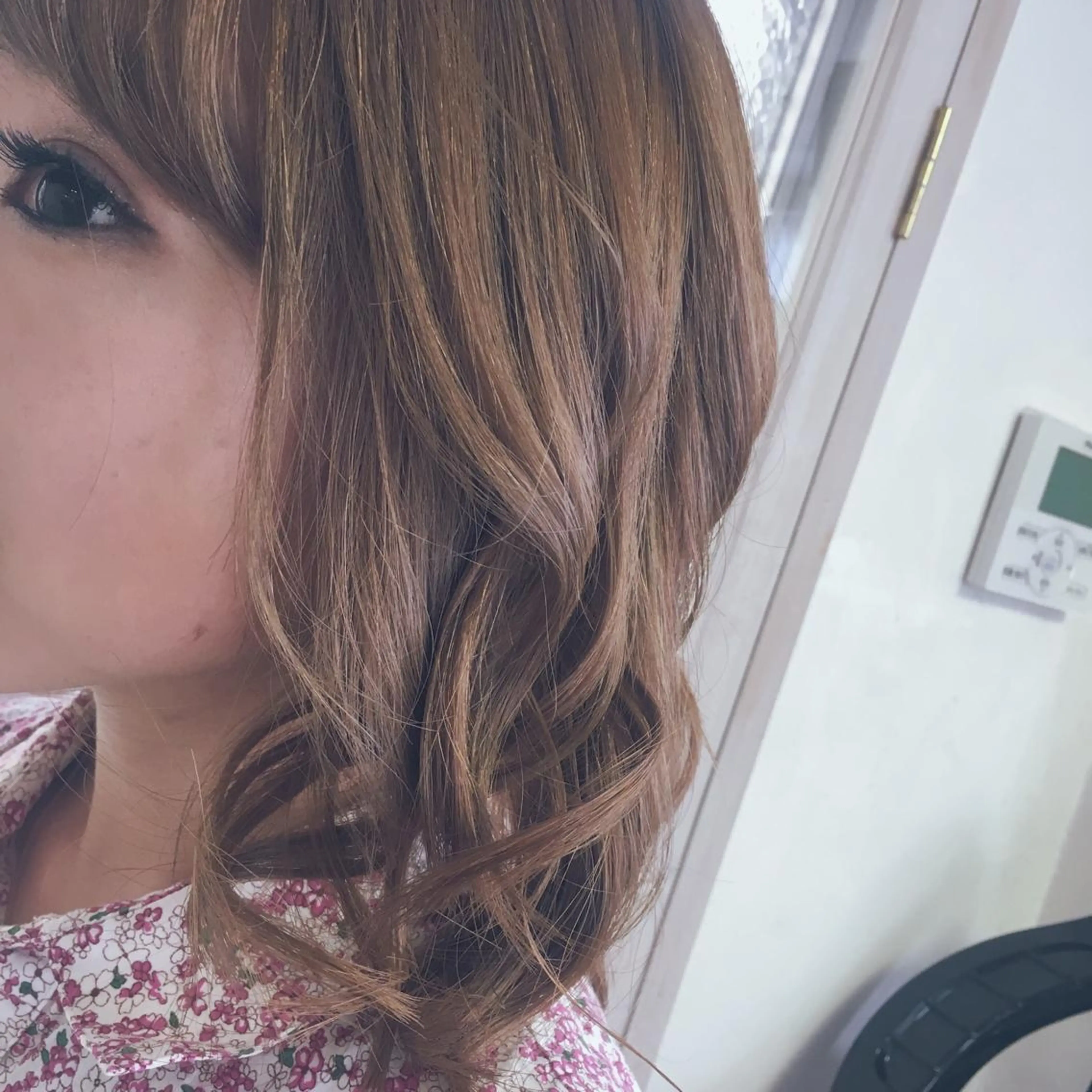 ミディアム カラー パーマ ヘアアレンジ ミディアムパーマ ベージュカラー ブリーチ 透明感カラー イルミナカラー 推し活専用 【派手髪】飯野ゆかりのヘアスタイル
