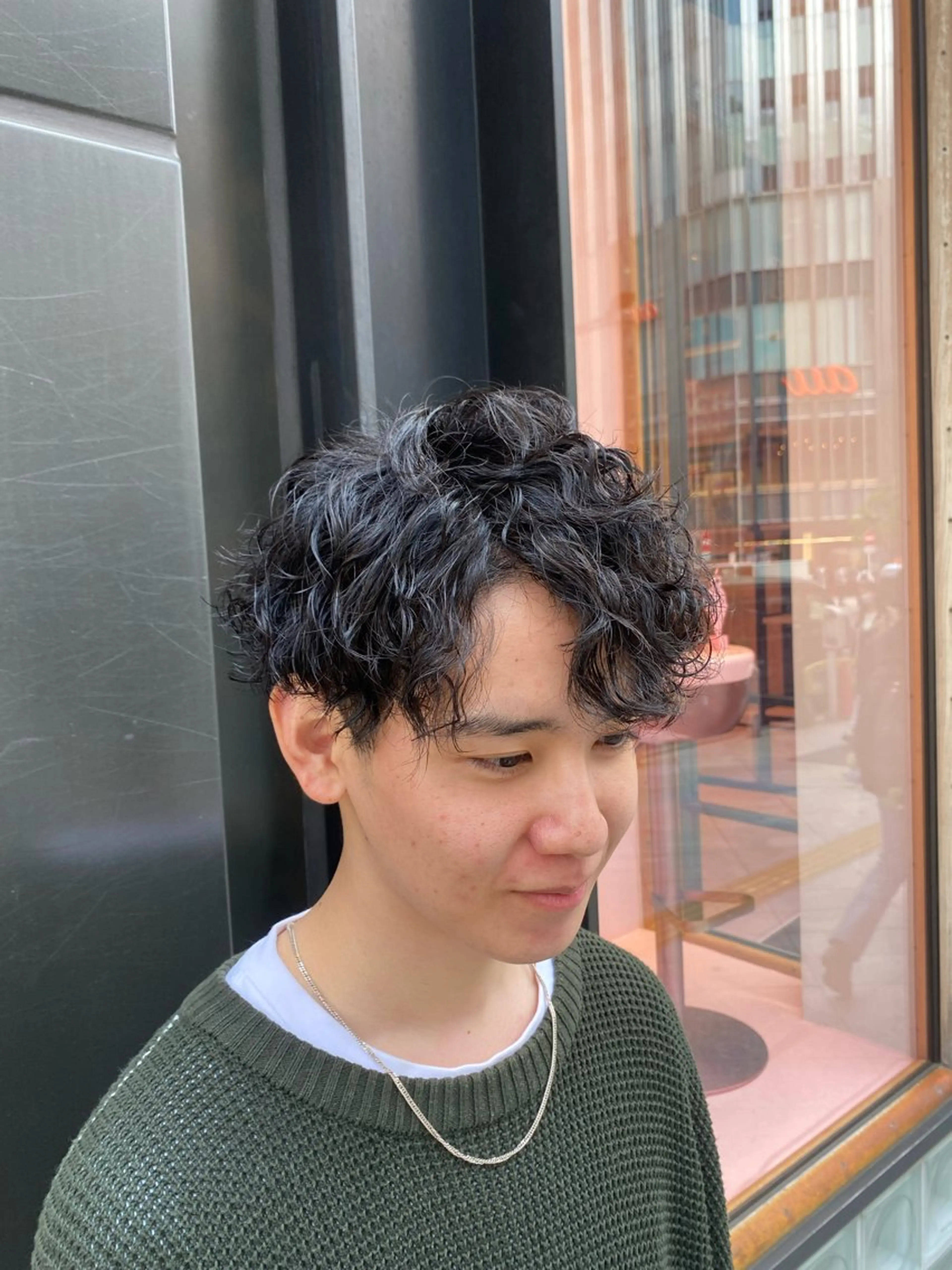 ショート パーマ ヘアアレンジ メンズ メンズハイライト メンズハイトーン マッシュ メンズパーマ スペインカール 新宿メンズパーマ ヨモギダのヘアスタイル