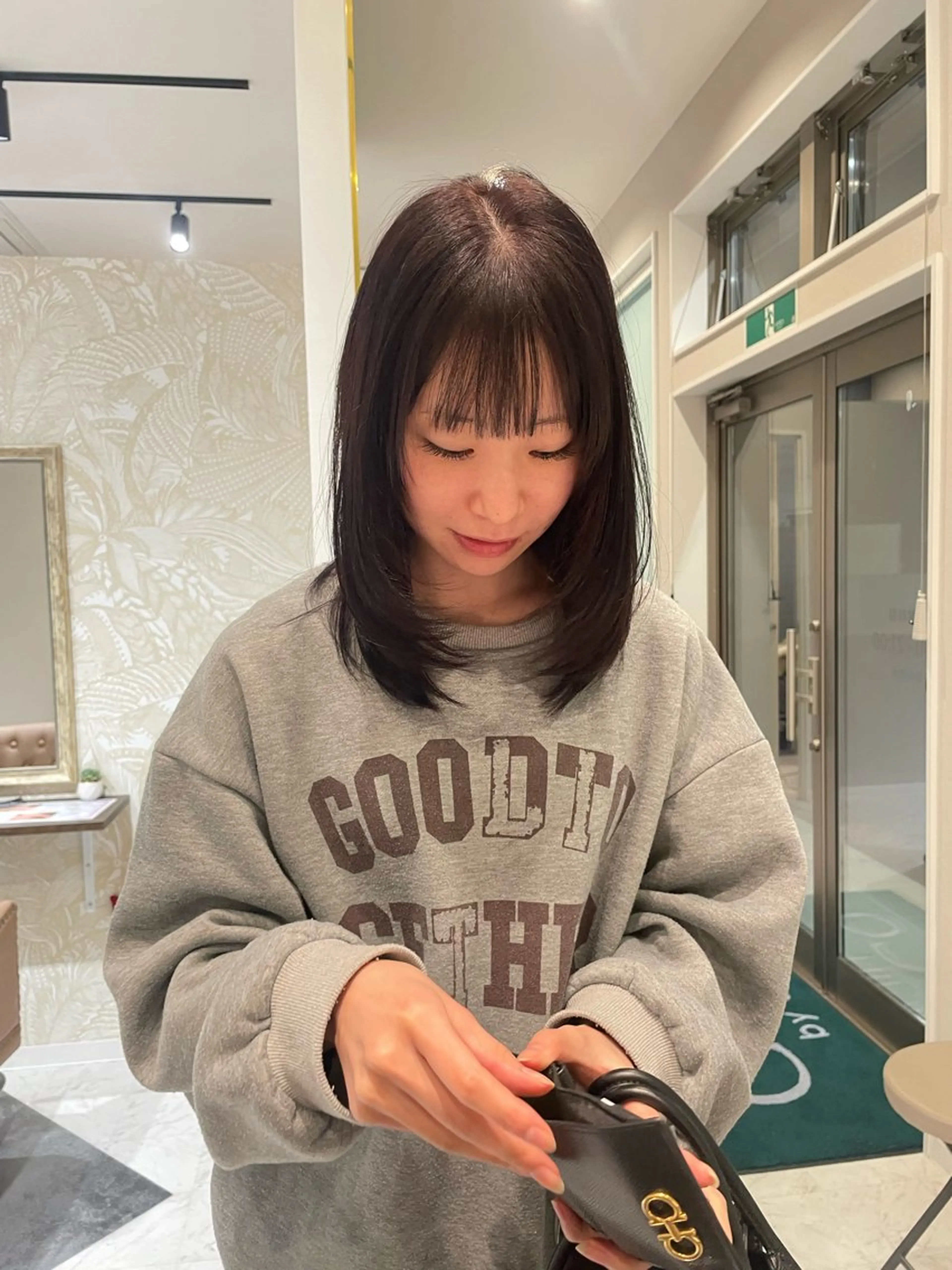 ミディアム カット moe🥣ﾚｲﾔｰ ｶｯﾄ/透明感ｶﾗｰのヘアスタイル