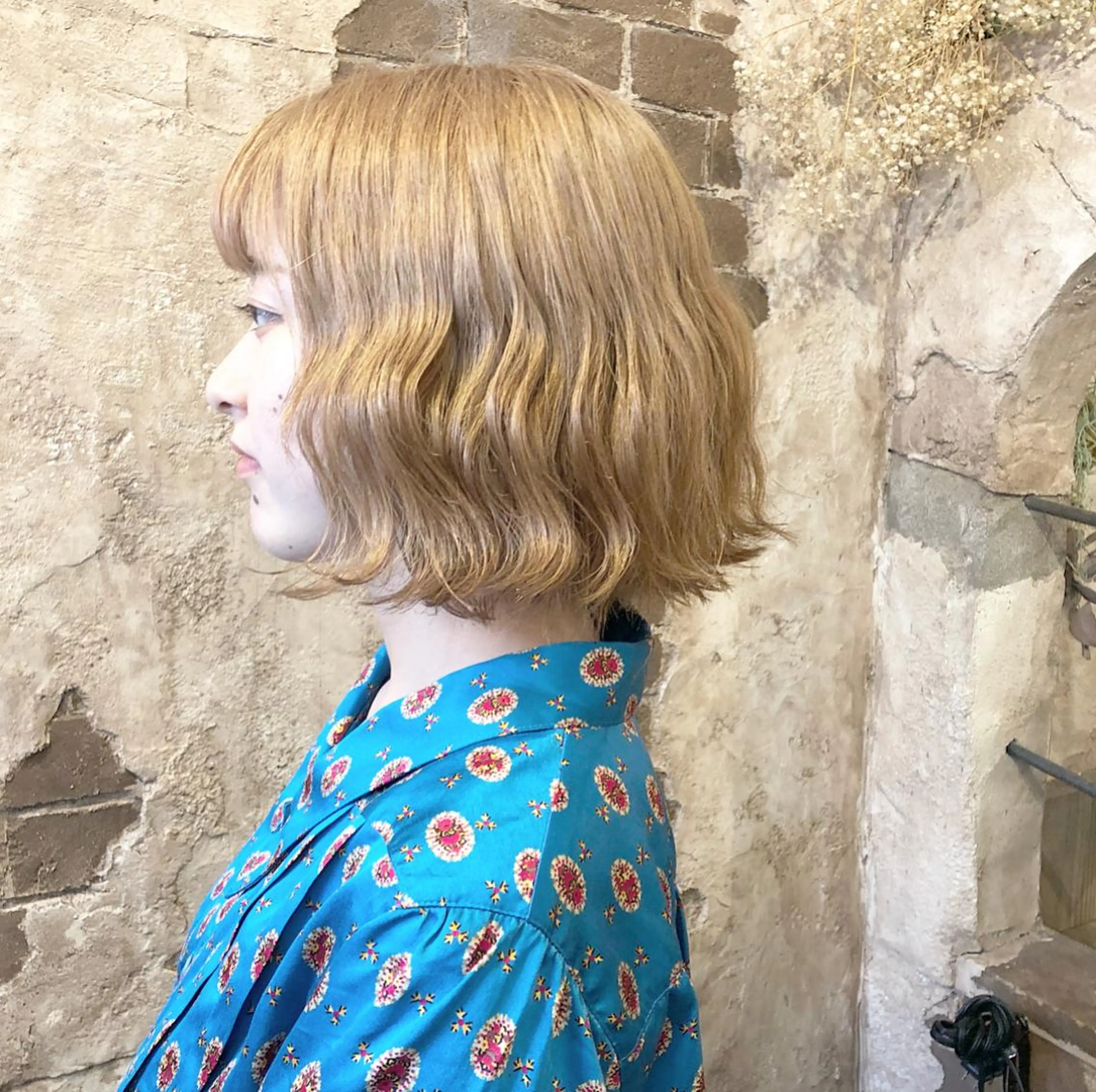 ミディアム カラー ブリーチ、パーマ 西部笑のヘアスタイル