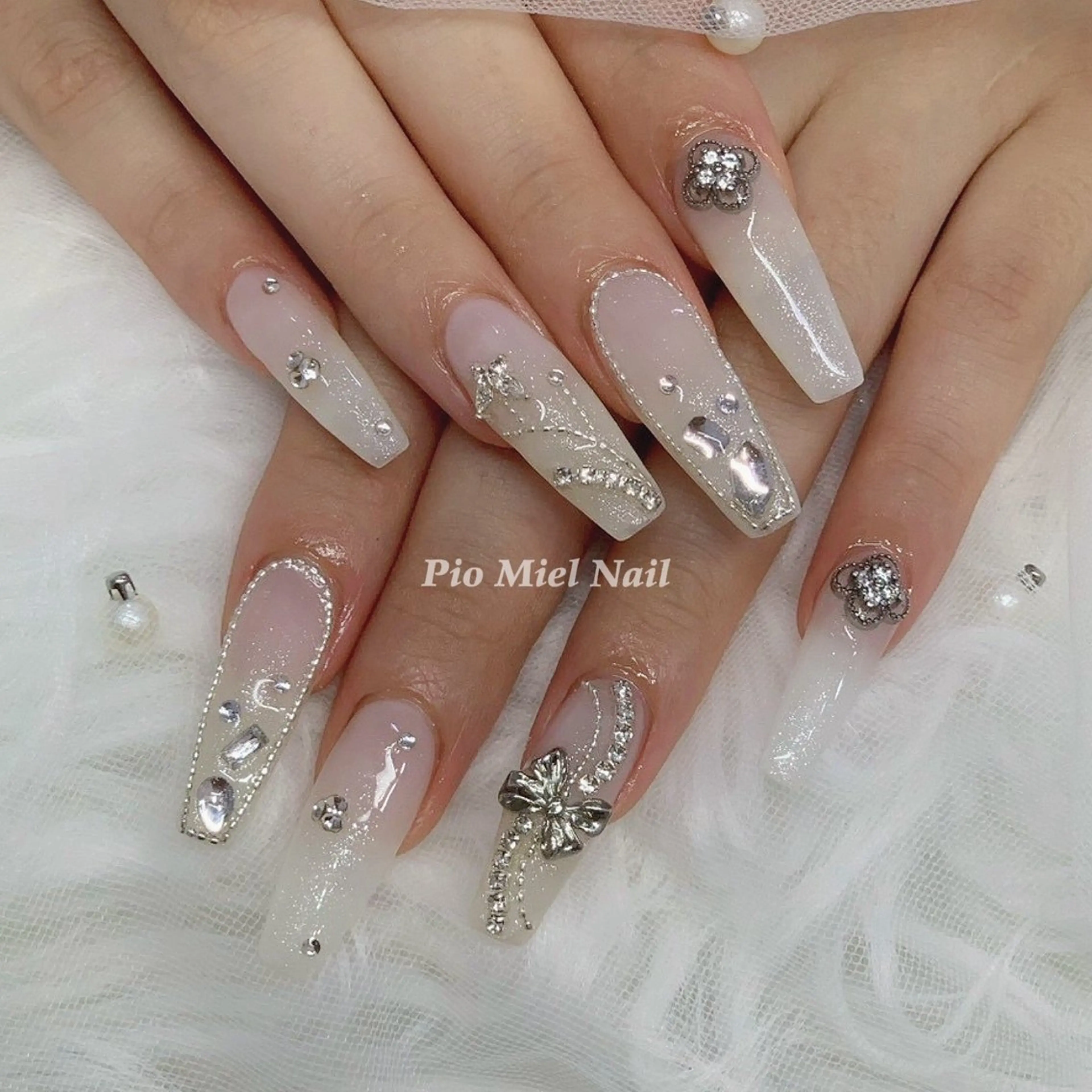 ネイル フラワーネイル グラデーション ラメ(グリッター) ロングネイル シルバー ハンドネイル HANA 長さだしのネイルデザイン
