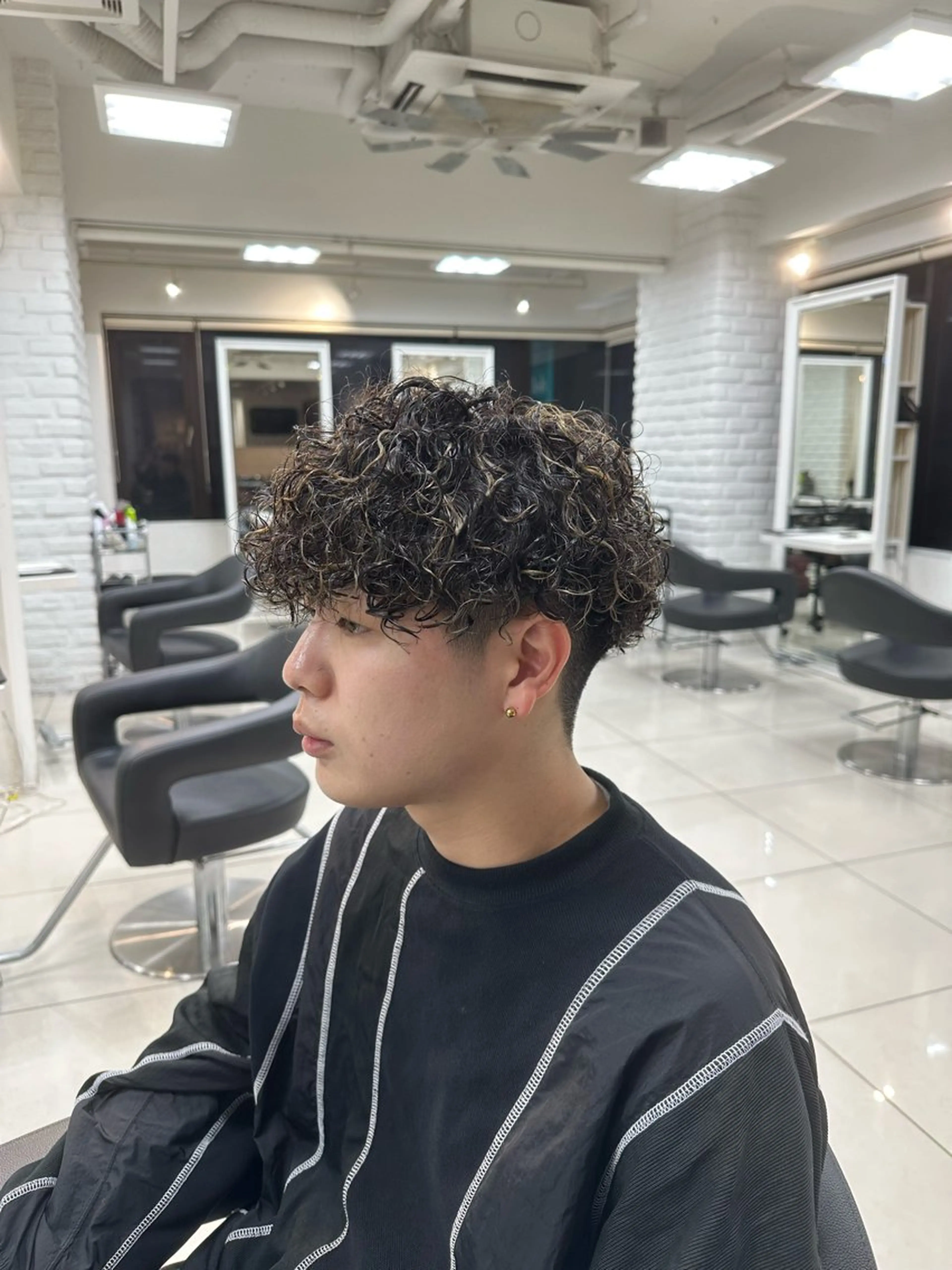 ショート カラー パーマ メンズ メンズハイライト メンズパーマ プードルパーマ ハイライトカラー ハイライト カット パーマ トリートメント フェザーパーマ職人 🪶ryosukeのヘアスタイル